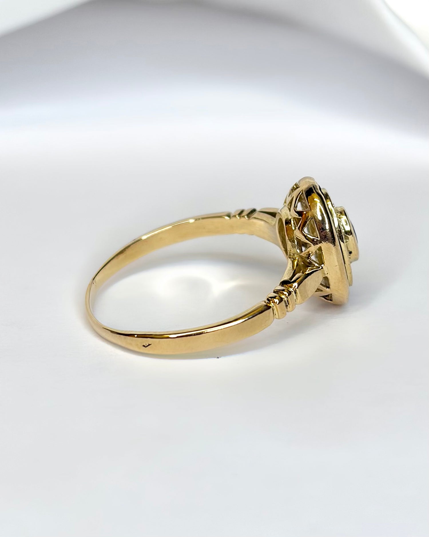Anillo estilo Art Déco con rubí de 0,68 quilates y diamantes "Roxane"