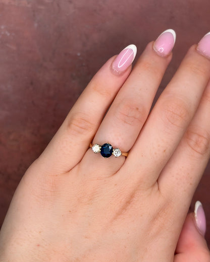 Bague Trilogie Saphir 1.20 carat &amp; Diamants 0.30 carat "Roxane" - Elliade Paris