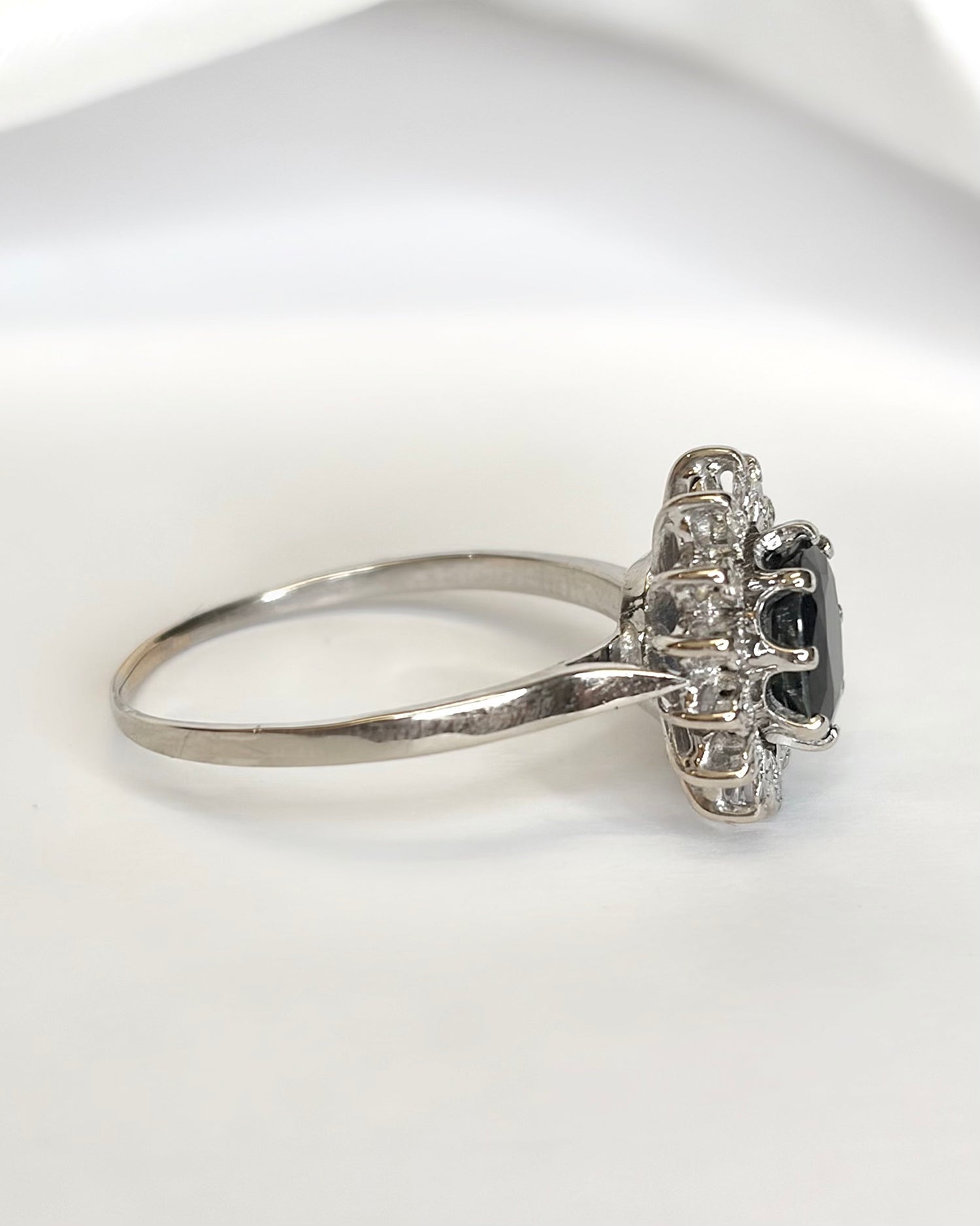 Bague Marguerite Saphir 1.50 carat &amp; Diamants "Laure"