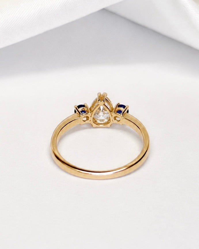 Bague Trilogie Diamant 0.85 carat &amp; Saphirs "Lévia"