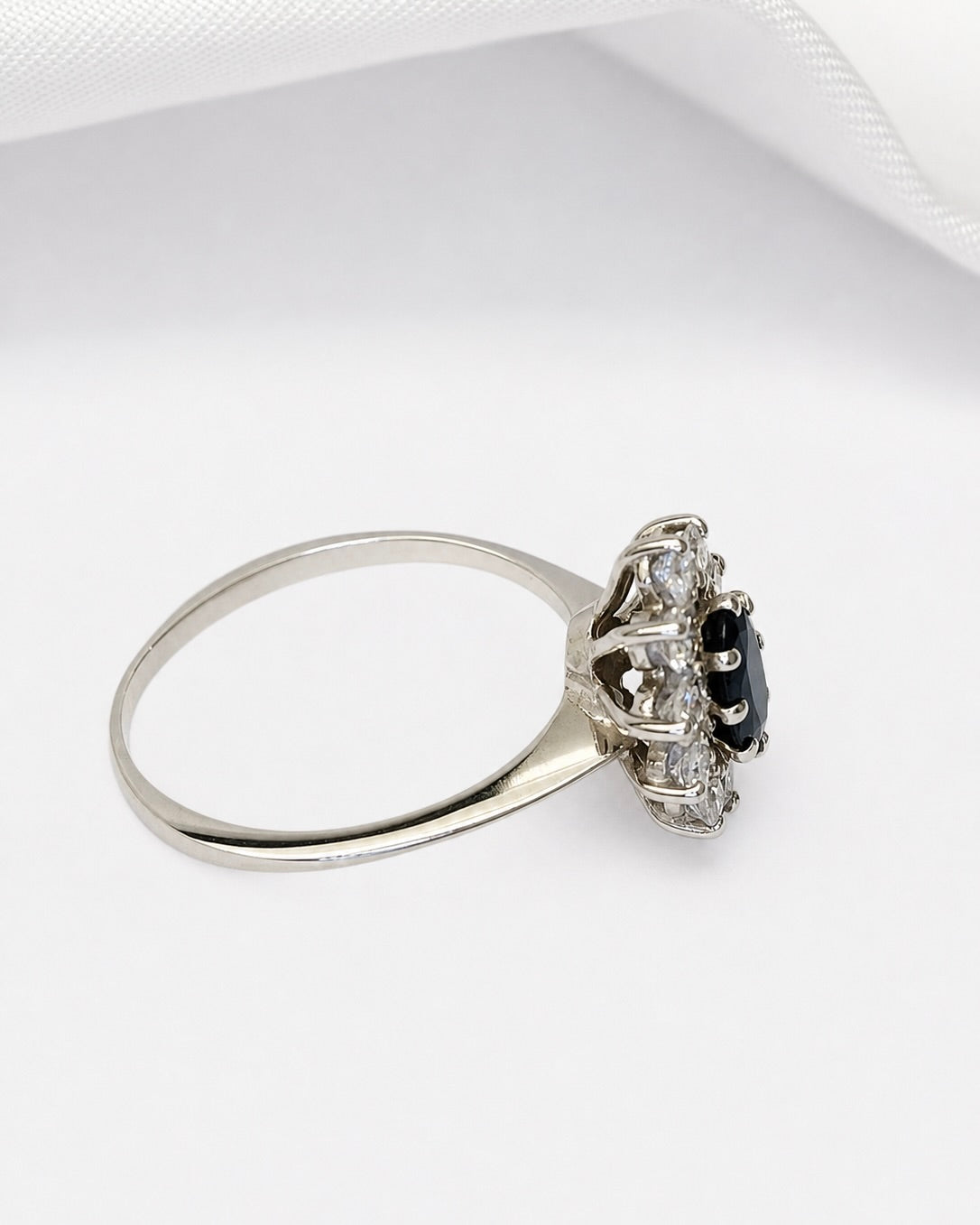 Bague Marguerite Saphir 0.75 carat &amp; Diamants 0.40 carat "Michelle"