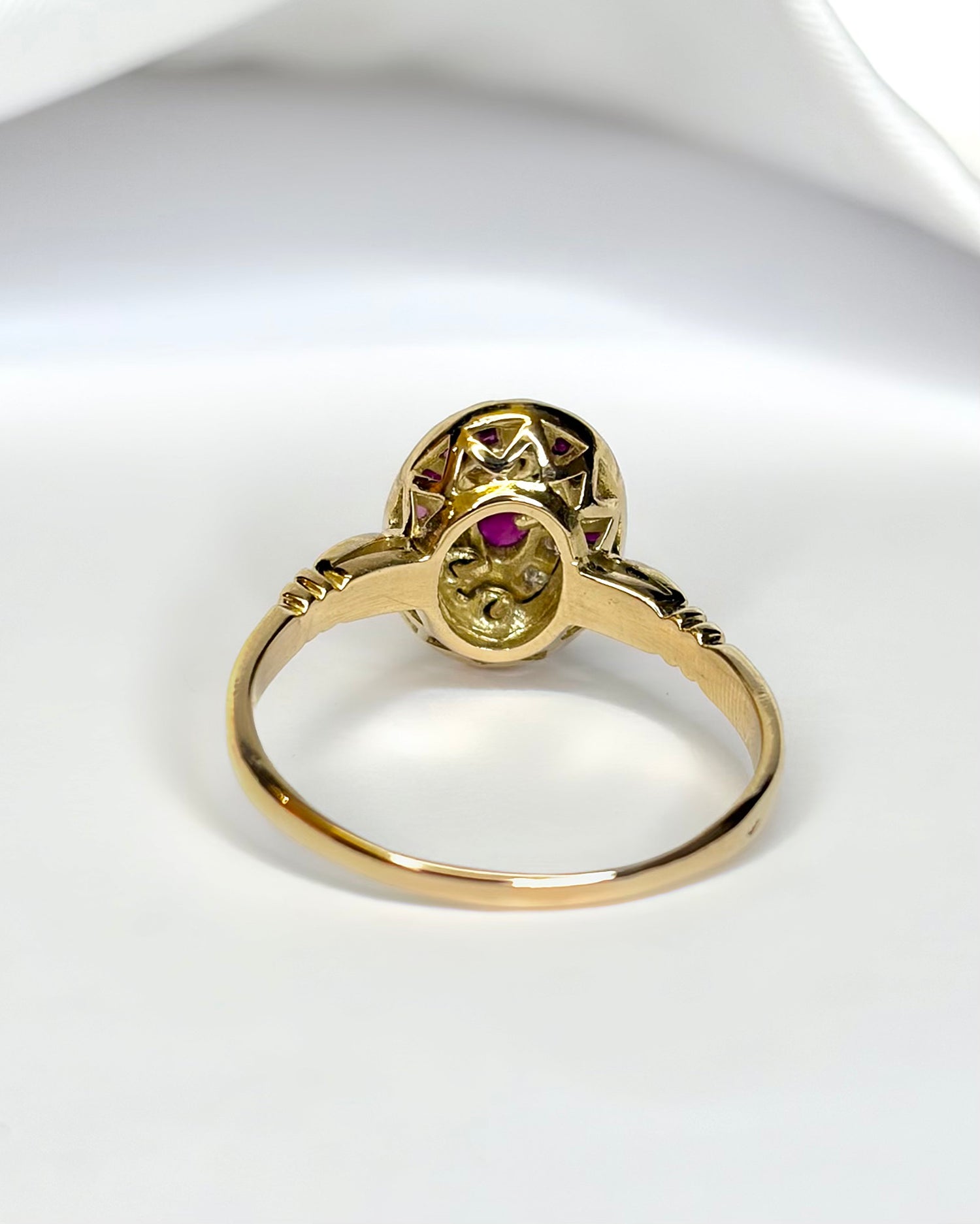Anillo estilo Art Déco con rubí de 0,68 quilates y diamantes "Roxane"