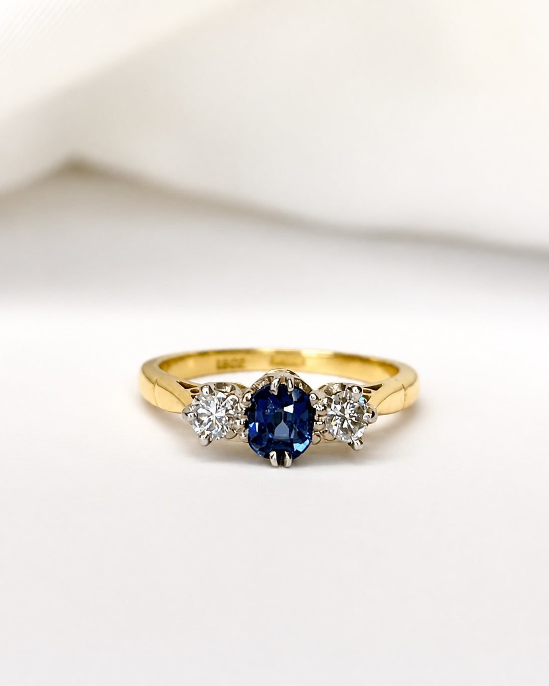 Bague Trilogie Saphir 0.61 carat &amp; Diamants "Lydia"