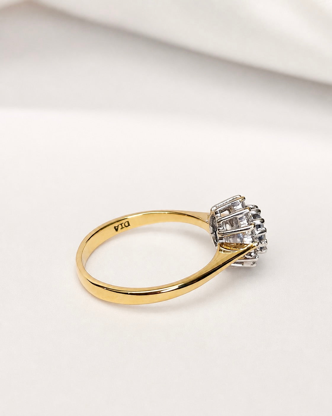 Anillo margarita de topacio de 0,43 quilates y diamantes «Isabelle»