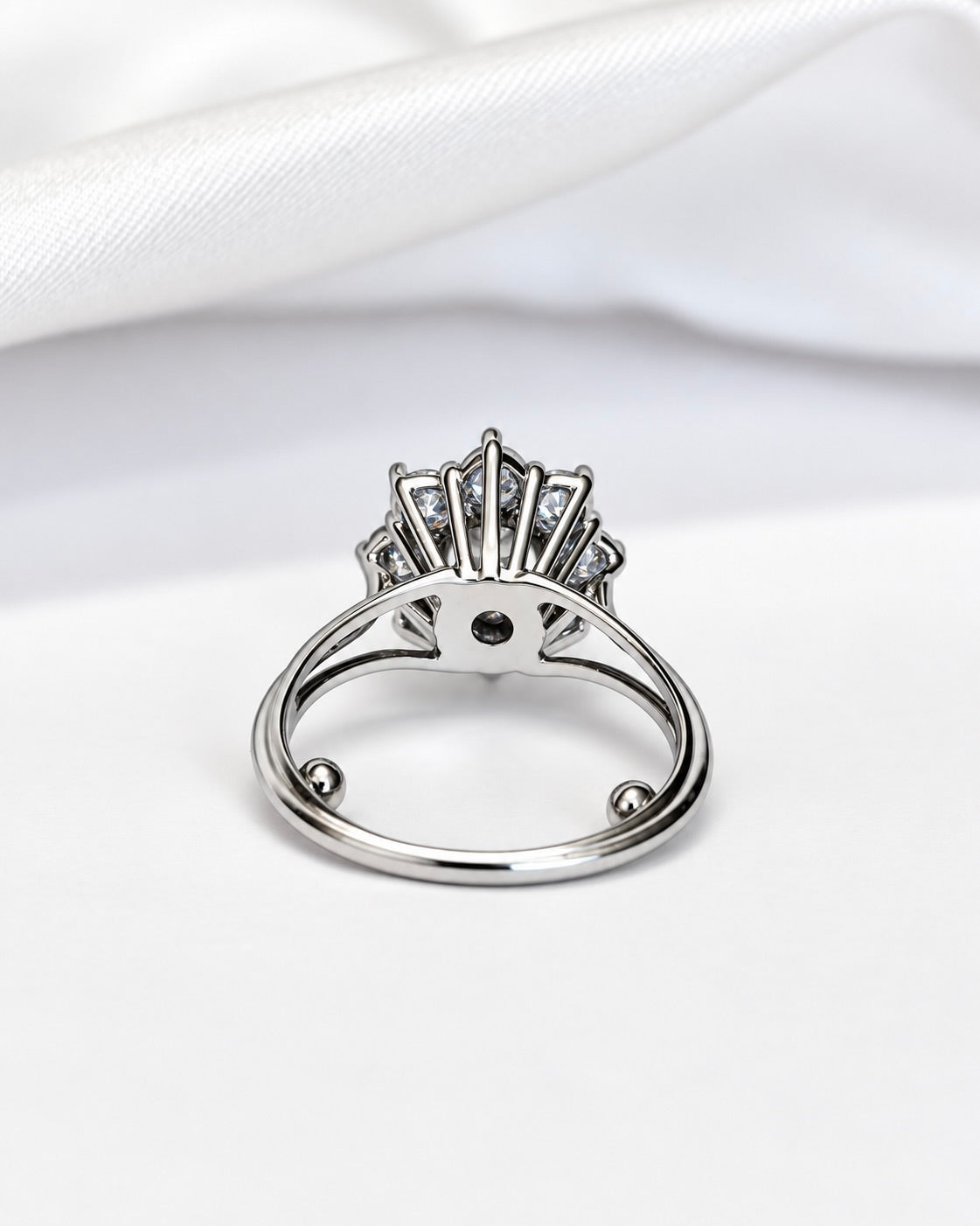 “Luna” 1.39-carat 4.4g diamond daisy ring