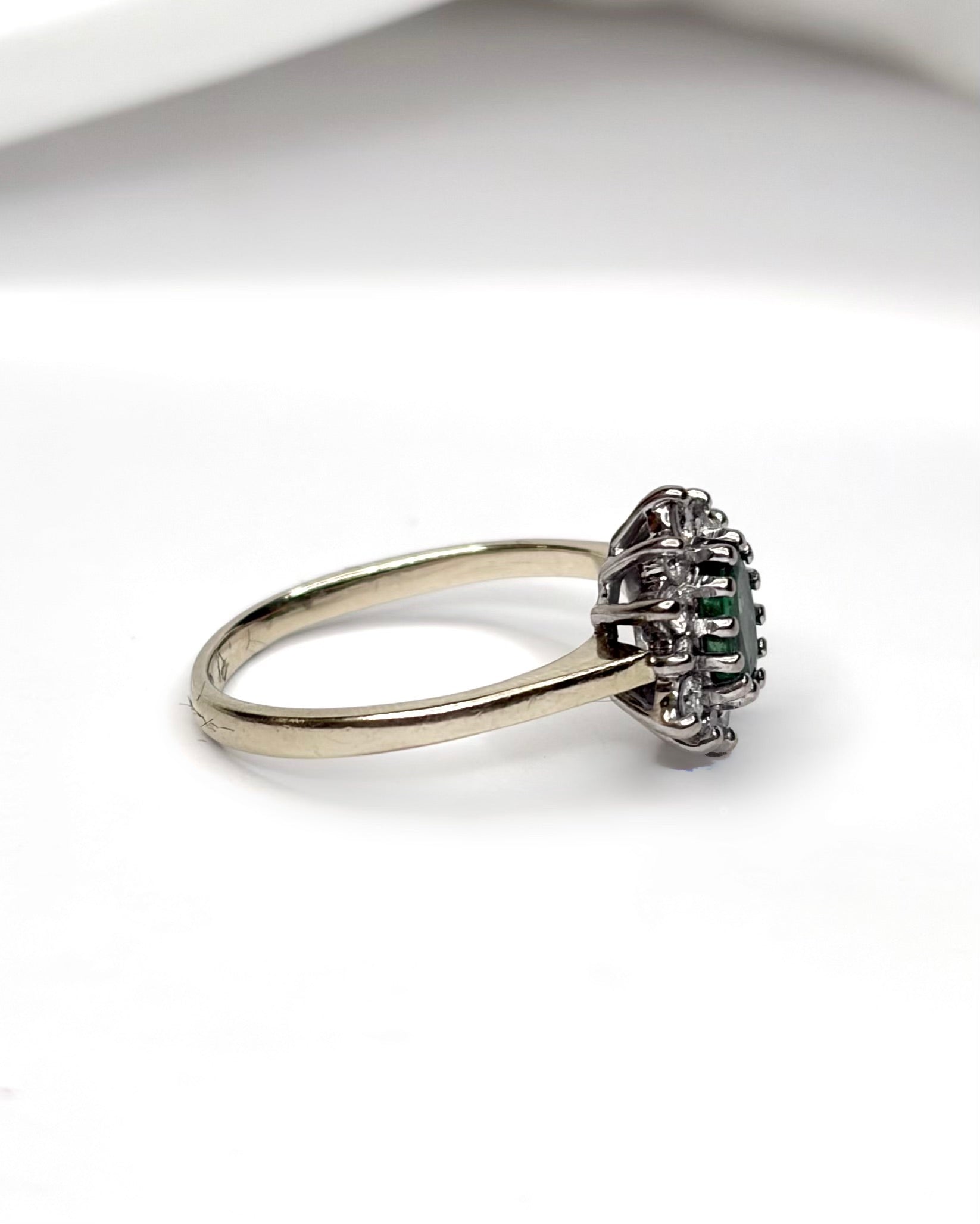 Bague Marguerite Émeraude 0.36 carat &amp; Diamants "Penelope"