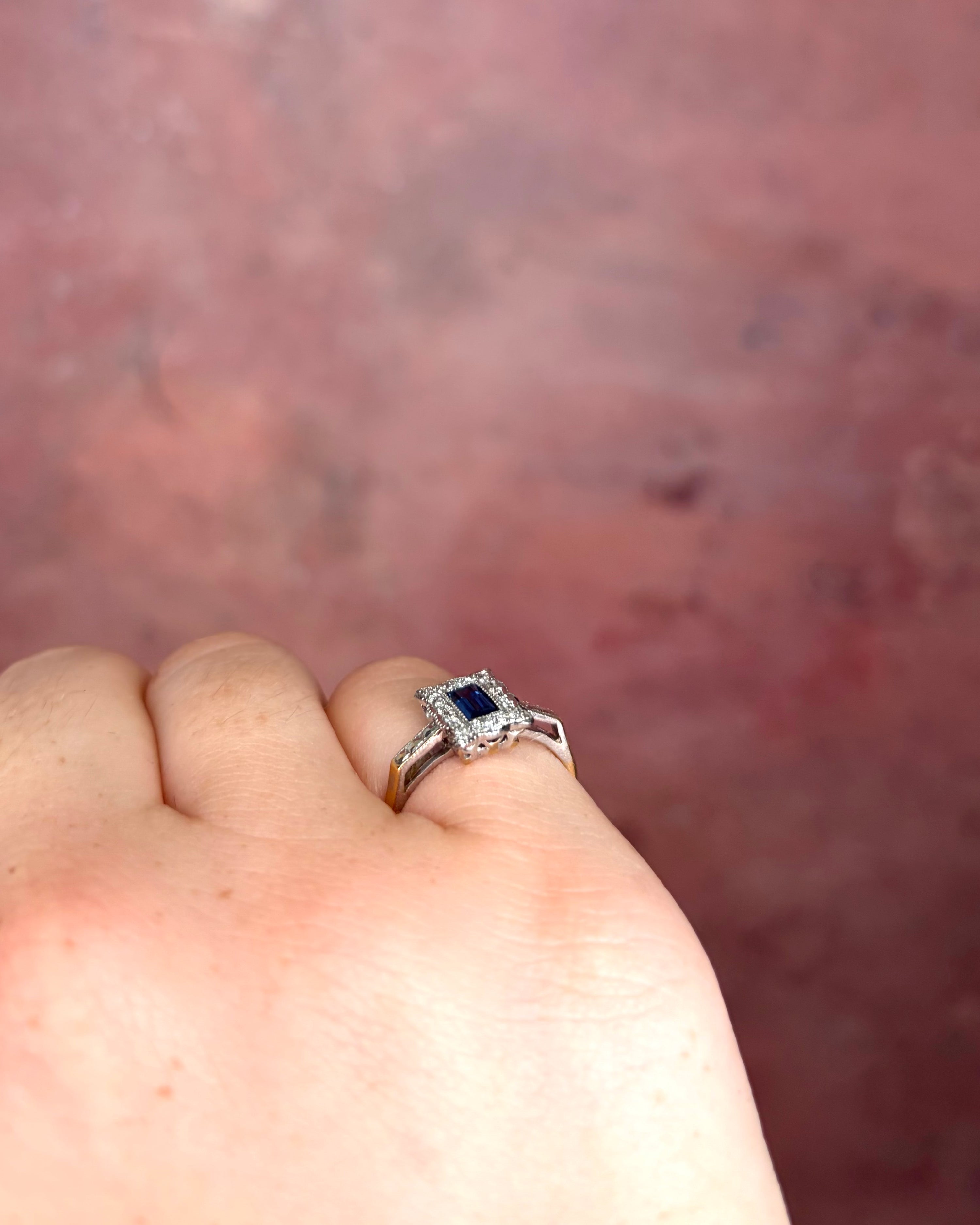 Anillo Art Déco con zafiro de 0.30 quilates y diamantes «Céline»