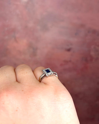 Anillo Art Déco con zafiro de 0.30 quilates y diamantes «Céline»
