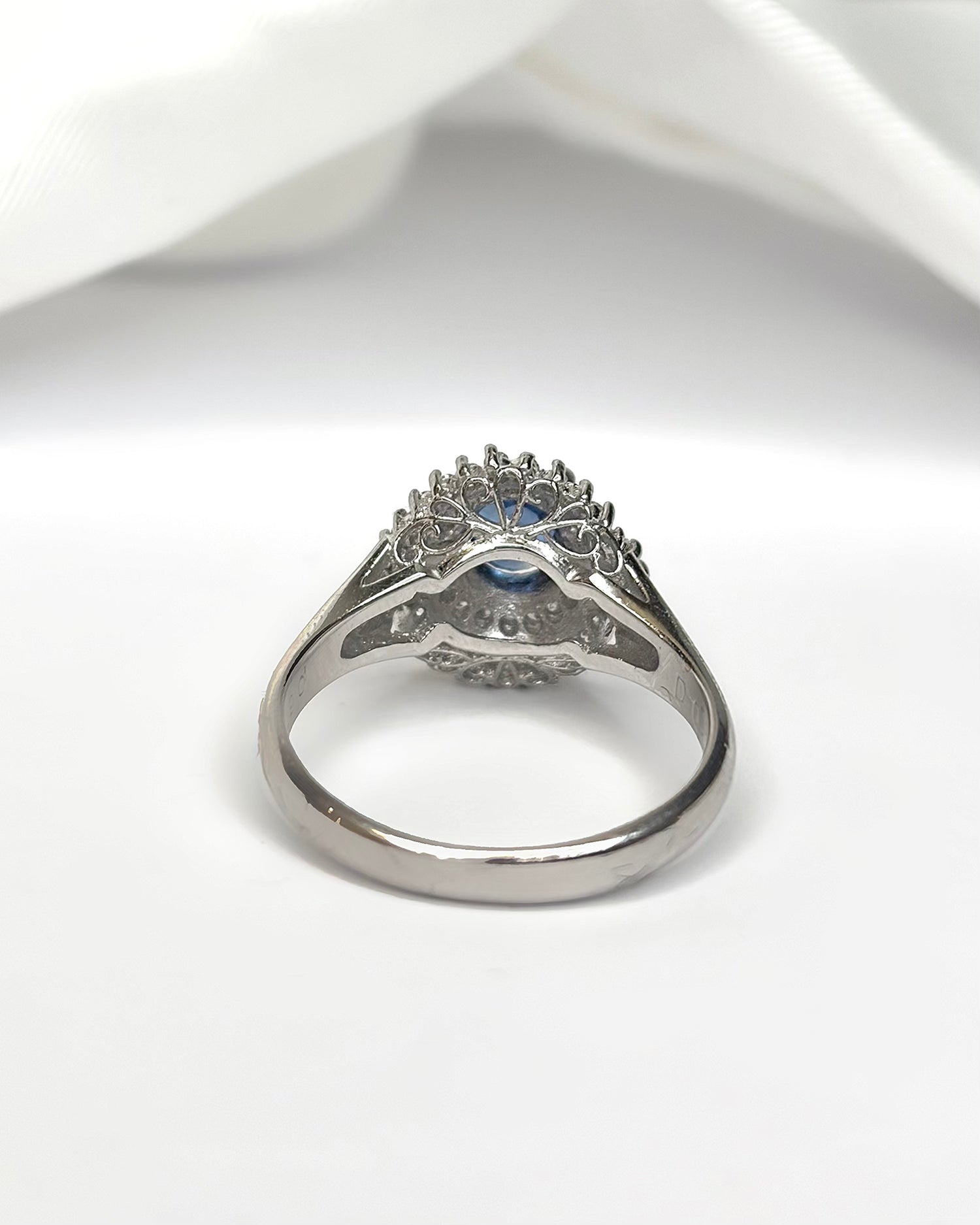 Anillo Marguerite Zafiro 0,60 quilates y Diamantes 0,30 quilates "Lana"
