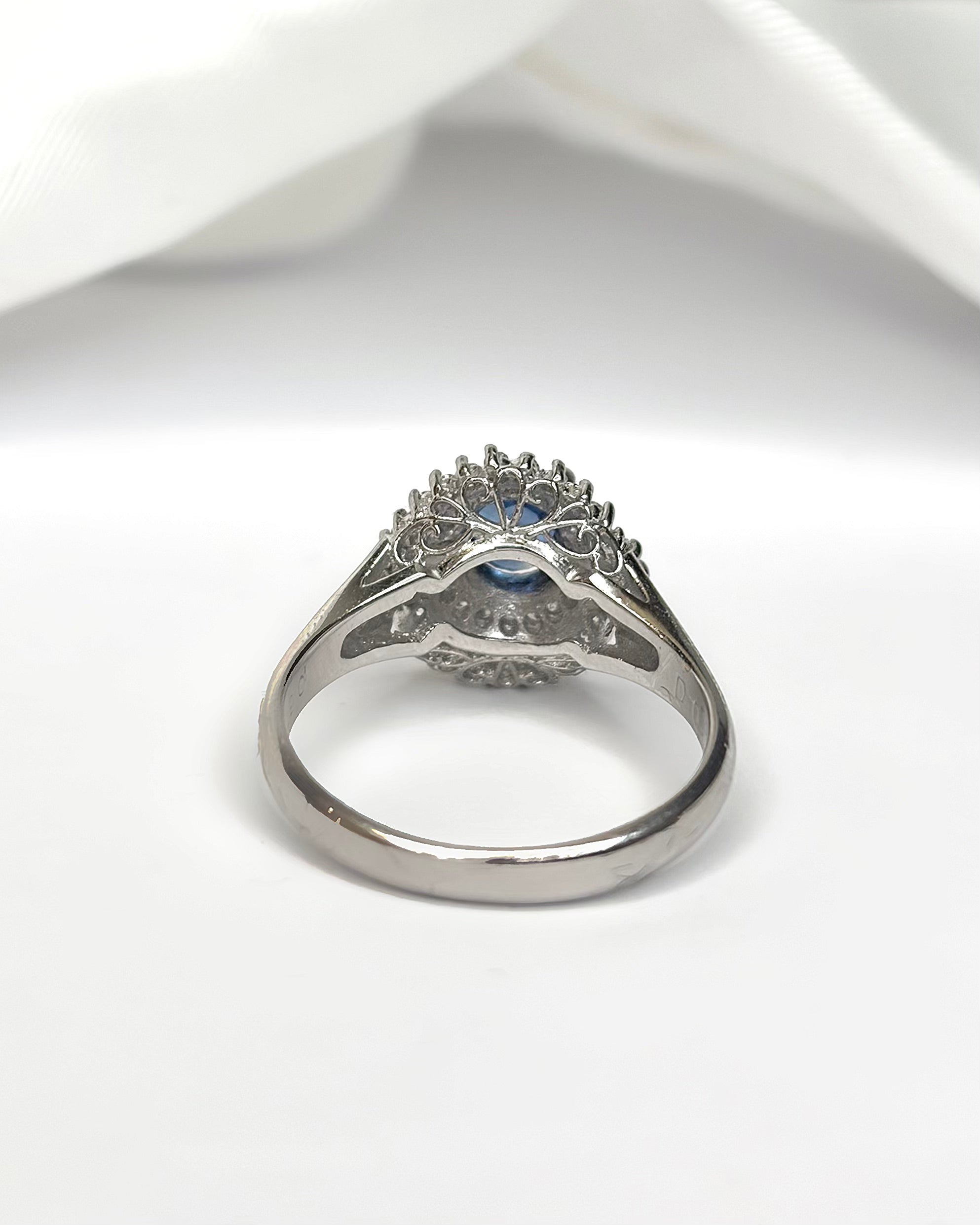 Anillo Marguerite Zafiro 0,60 quilates y Diamantes 0,30 quilates "Lana"