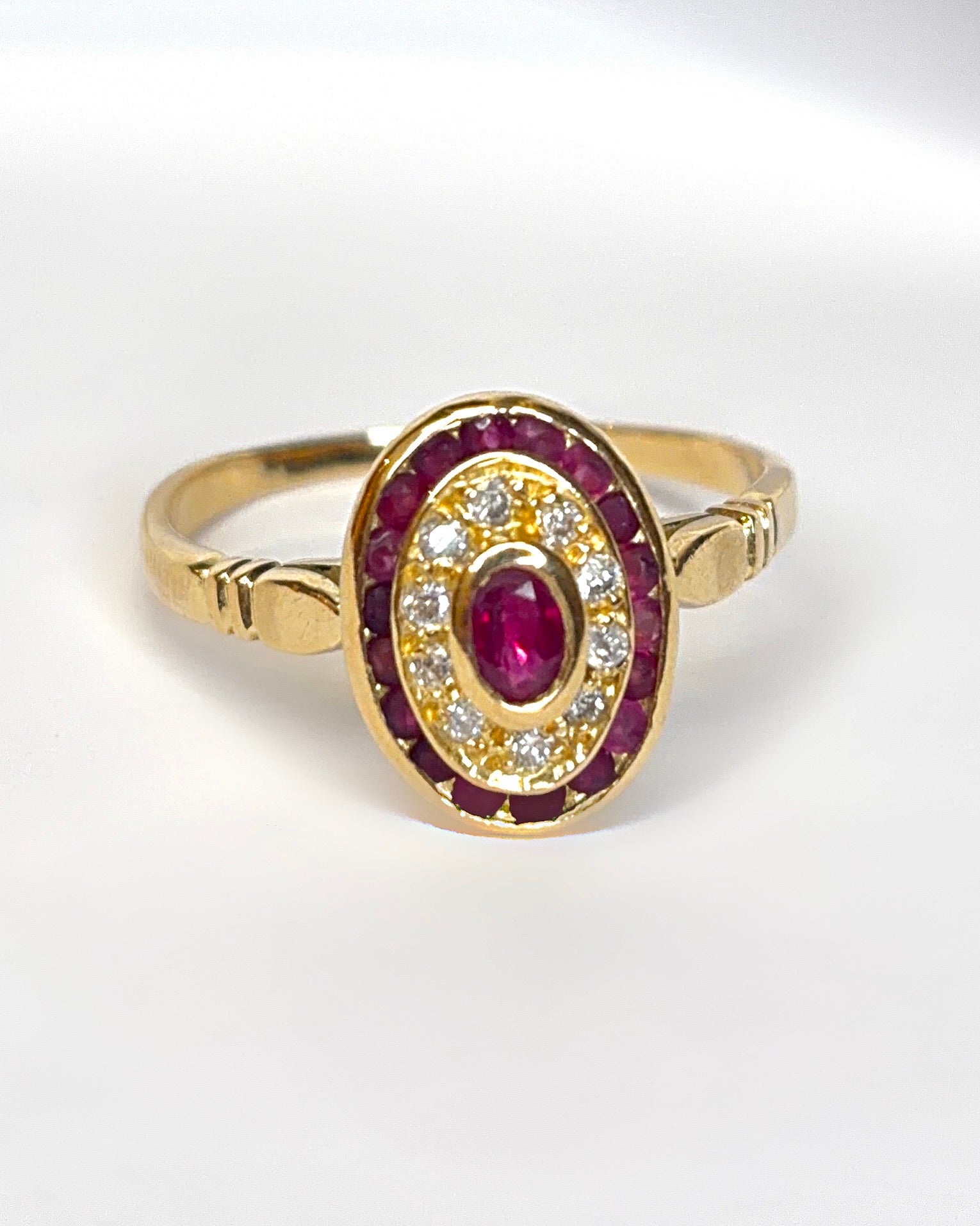 Anillo estilo Art Déco con rubí de 0,68 quilates y diamantes "Roxane"