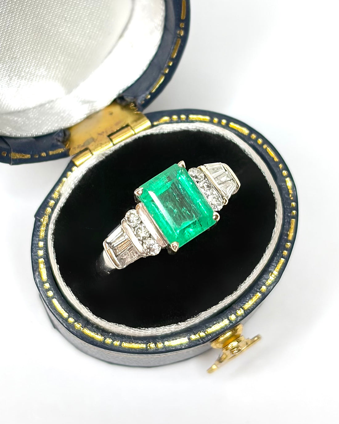 Bague Trilogie Émeraude 1.90 carat &amp; Diamants 0.30 carat "Celeste"