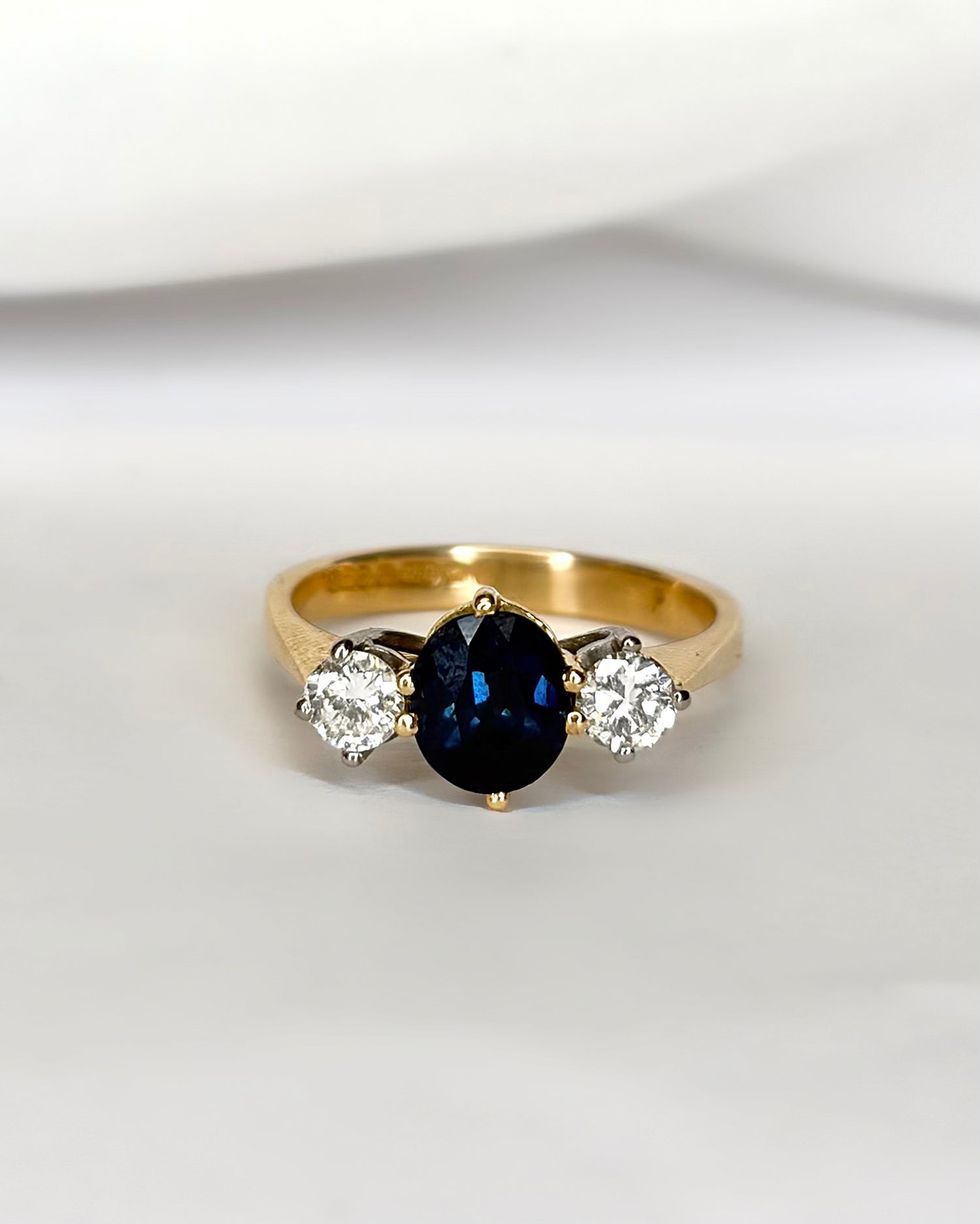 Bague Trilogie Saphir 1.20 carat &amp; Diamants 0.30 carat "Roxane" - Elliade Paris
