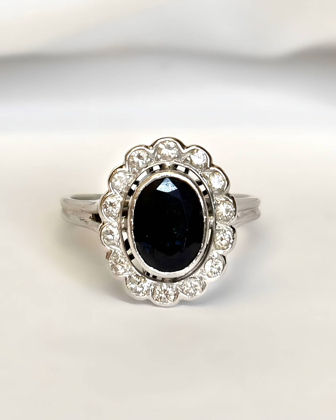 Anillo tipo margarita con zafiro de 2.45 quilates y diamantes, 5.26 g, «Michaela»