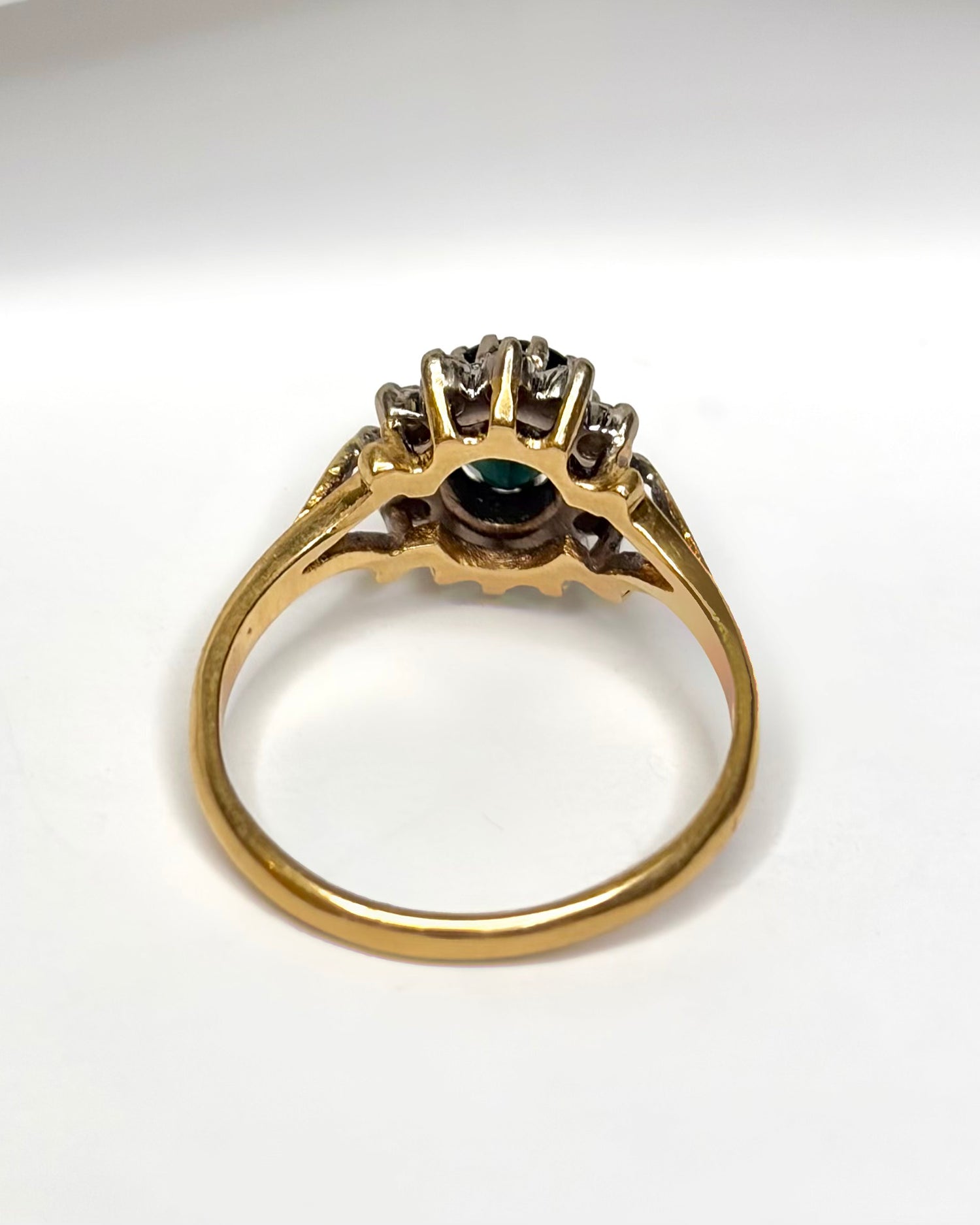 Anillo Art Déco con zafiro de 0.30 quilates y diamantes «Céline»
