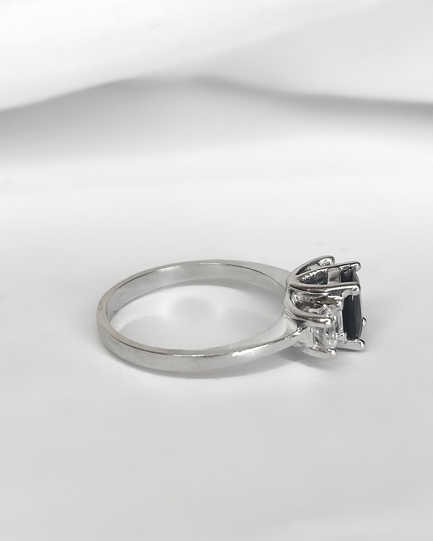 Bague Trilogie Saphir 0.85 carat &amp; Diamants 0.40 carat "Éléanore" - Elliade Paris