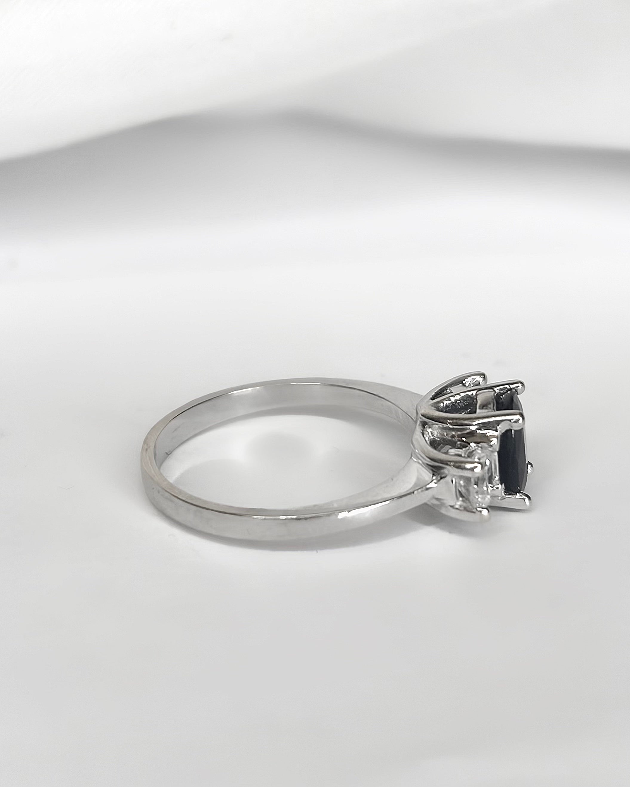 Bague Trilogie Saphir 0.85 carat &amp; Diamants 0.40 carat "Éléanore" - Elliade Paris