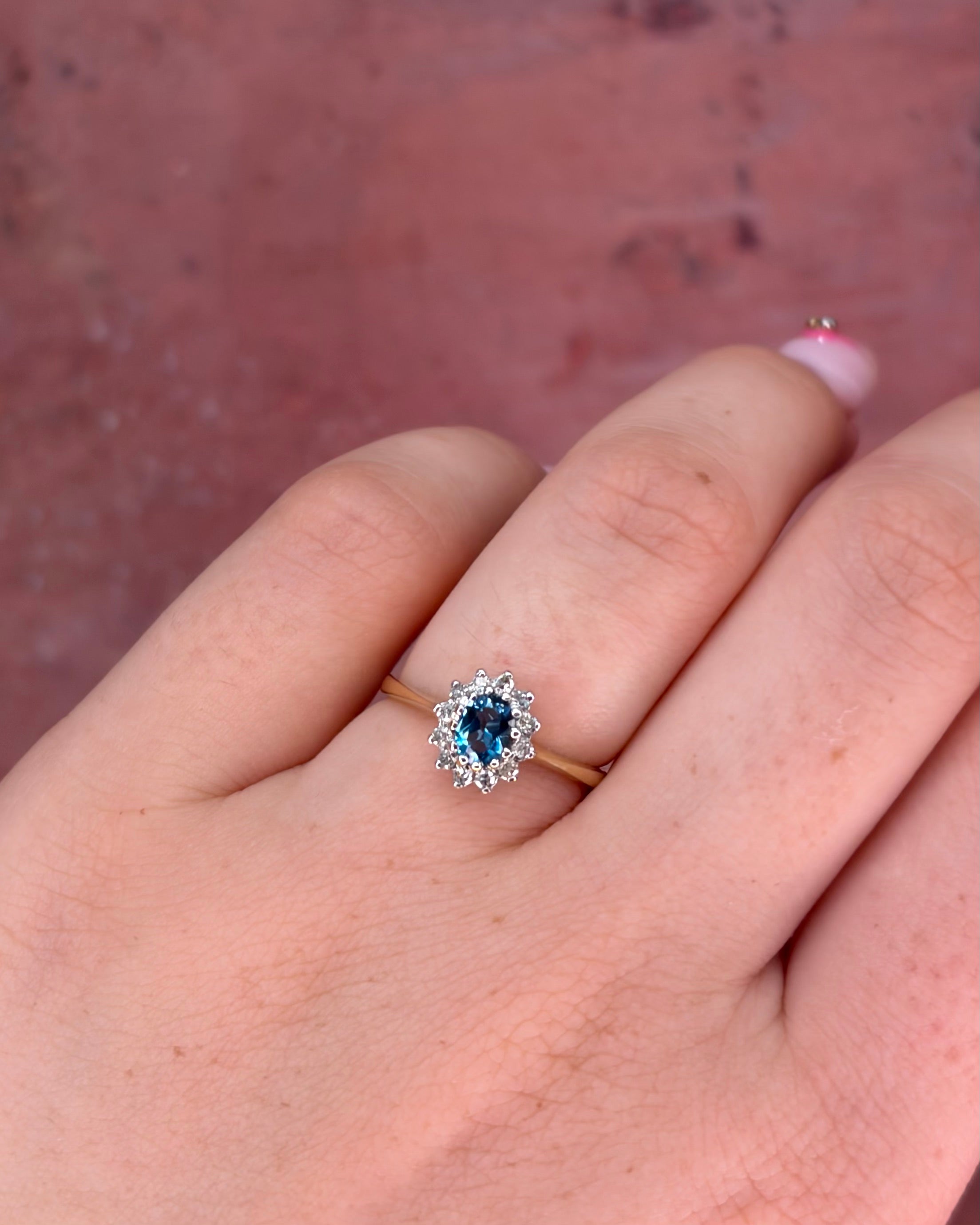 Anillo margarita de topacio de 0,43 quilates y diamantes «Isabelle»