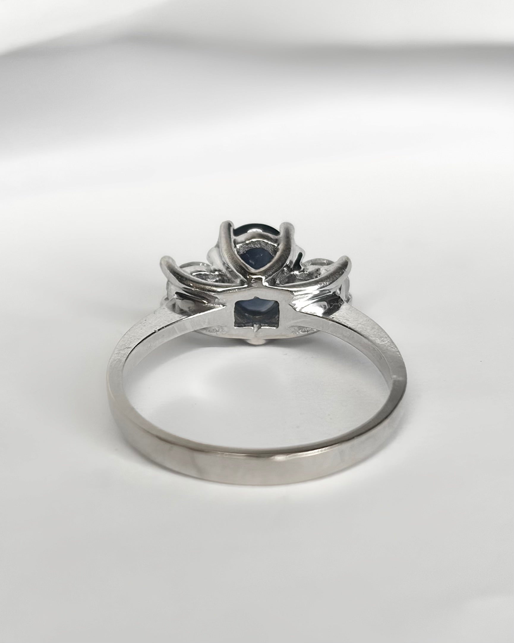 Bague Trilogie Saphir 0.85 carat &amp; Diamants 0.40 carat "Éléanore" - Elliade Paris