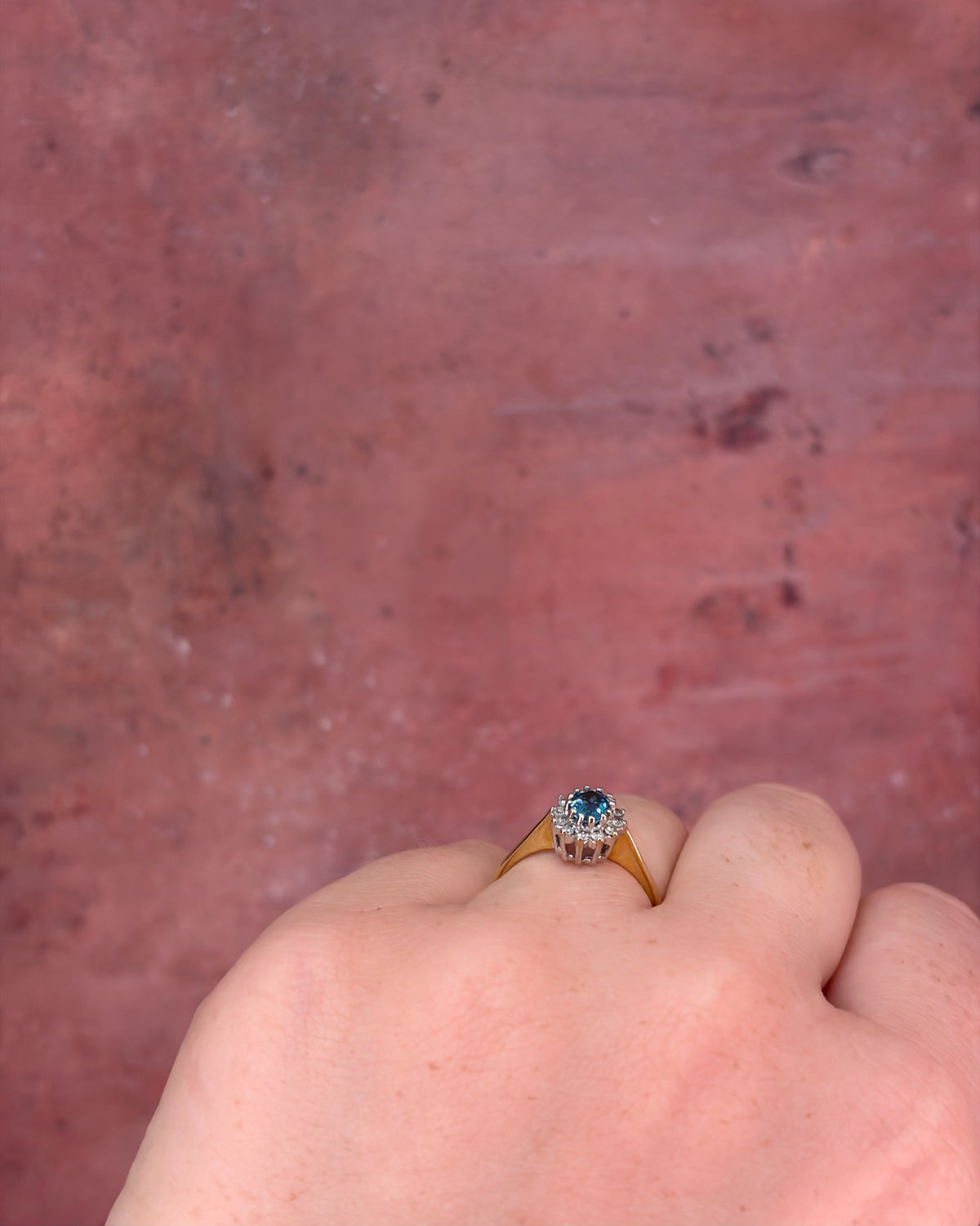 Anillo margarita de topacio de 0,43 quilates y diamantes «Isabelle»