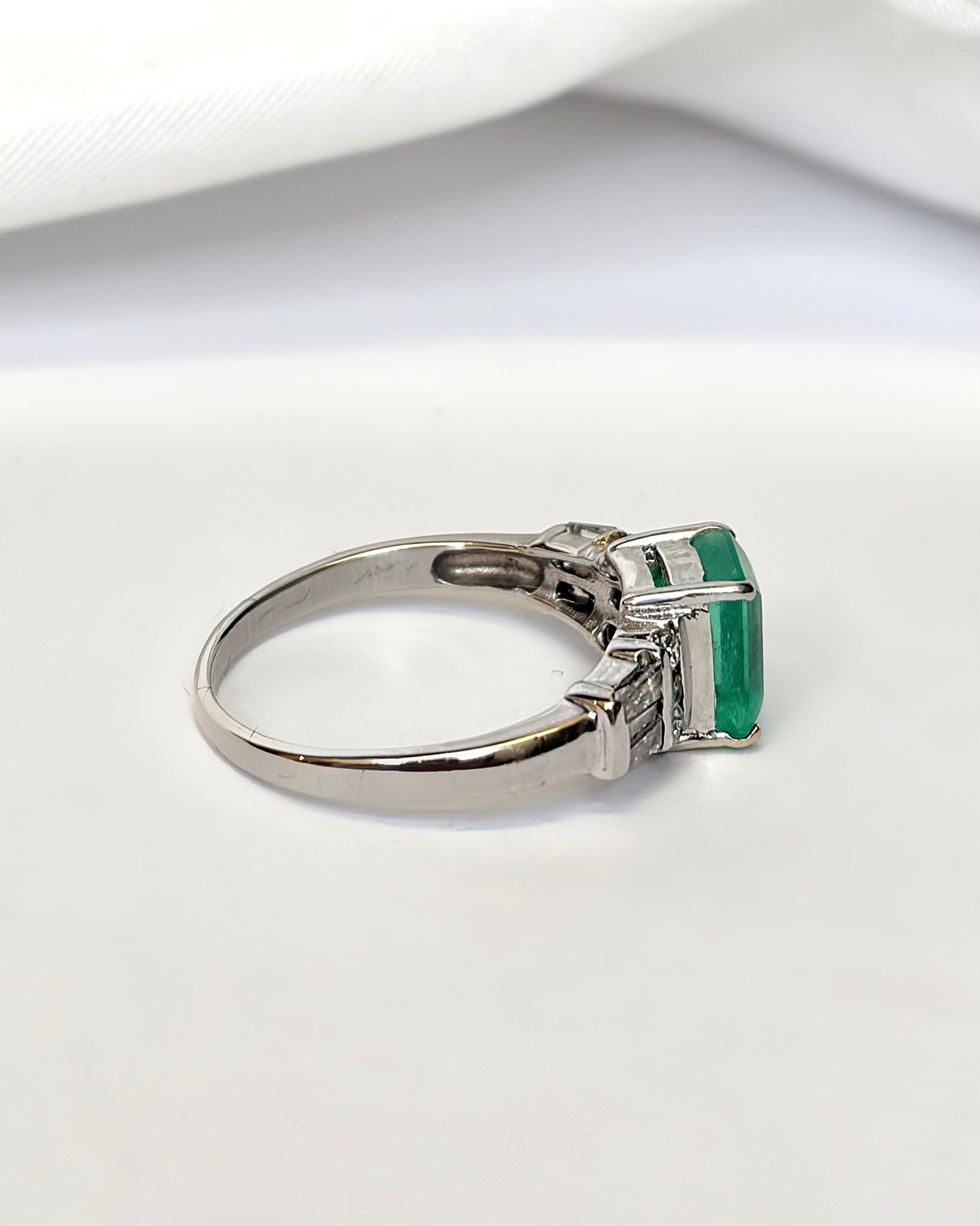 Bague Trilogie Émeraude 1.90 carat &amp; Diamants 0.30 carat "Celeste"