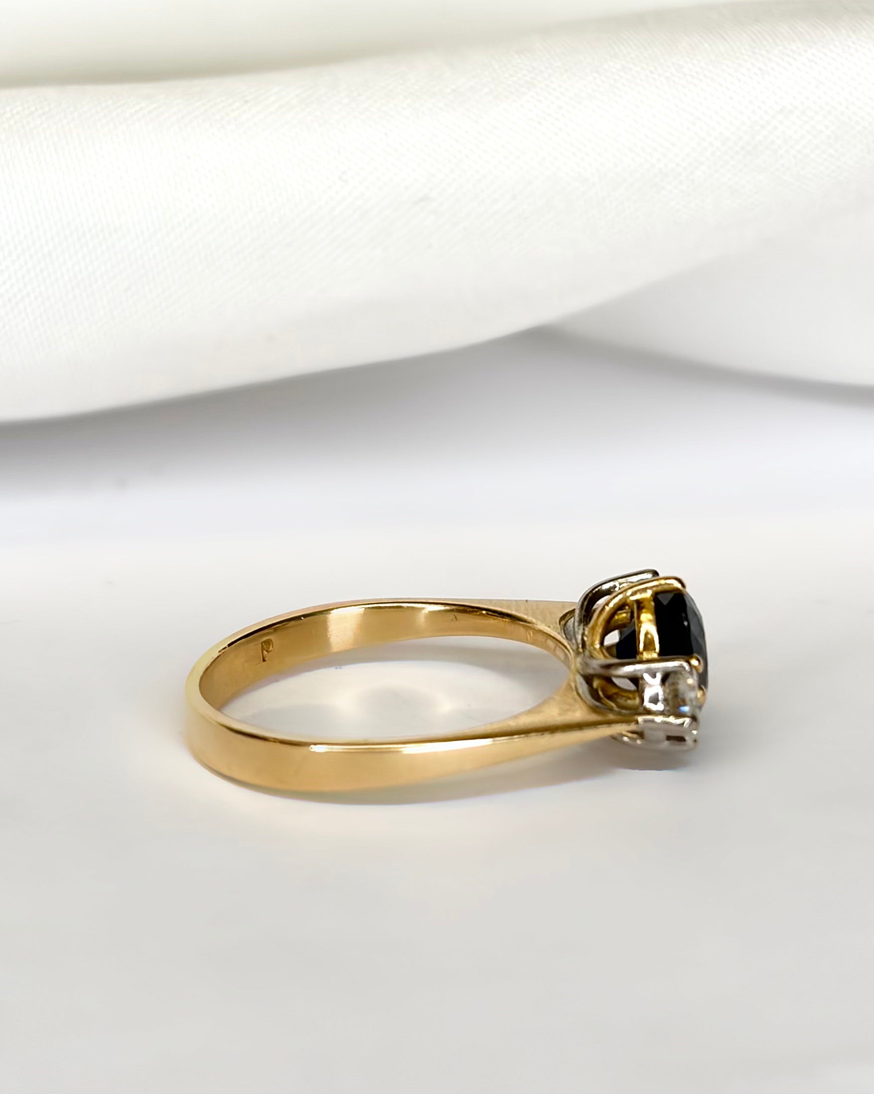 Bague Trilogie Saphir 1.20 carat &amp; Diamants 0.30 carat "Roxane" - Elliade Paris