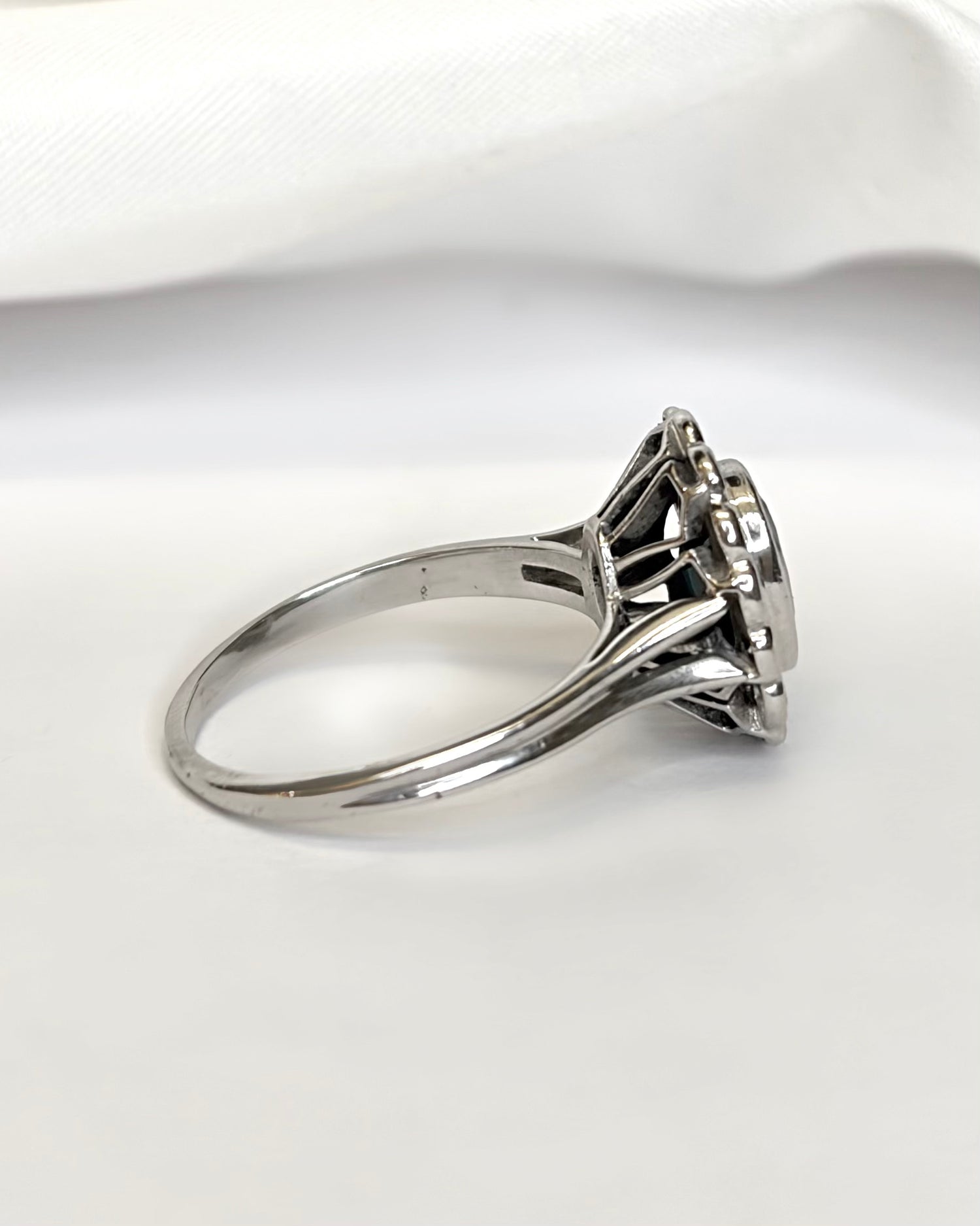 Bague Marguerite Saphir 2.45 carats &amp; Diamants 5.26g "Michaela"