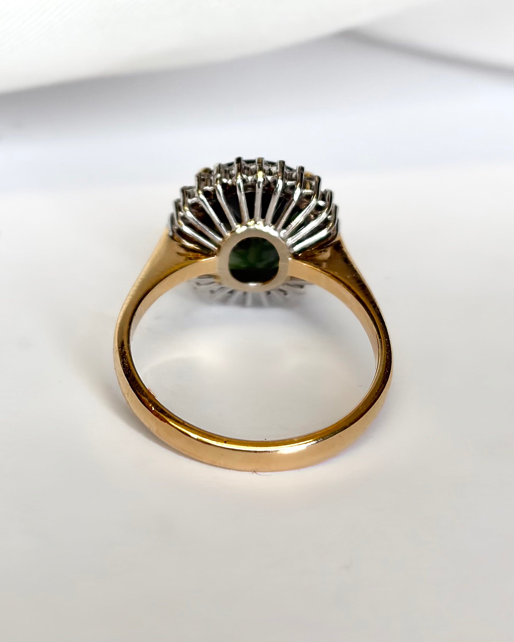 Bague Marguerite Saphir Vert 4.51 carats &amp; Diamants "Carmen" - Elliade Paris