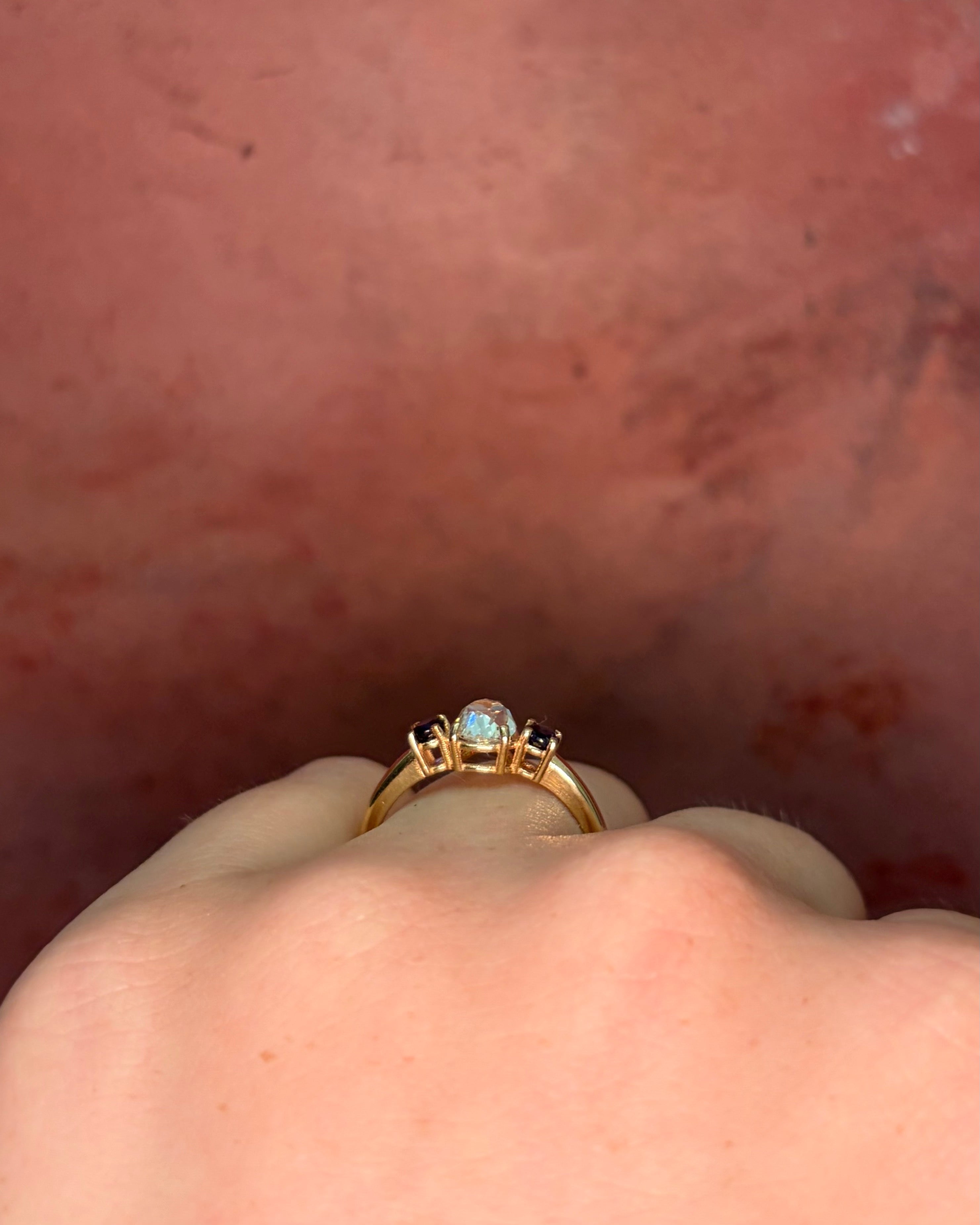 Bague Trilogie Diamant 0.85 carat &amp; Saphirs "Lévia"