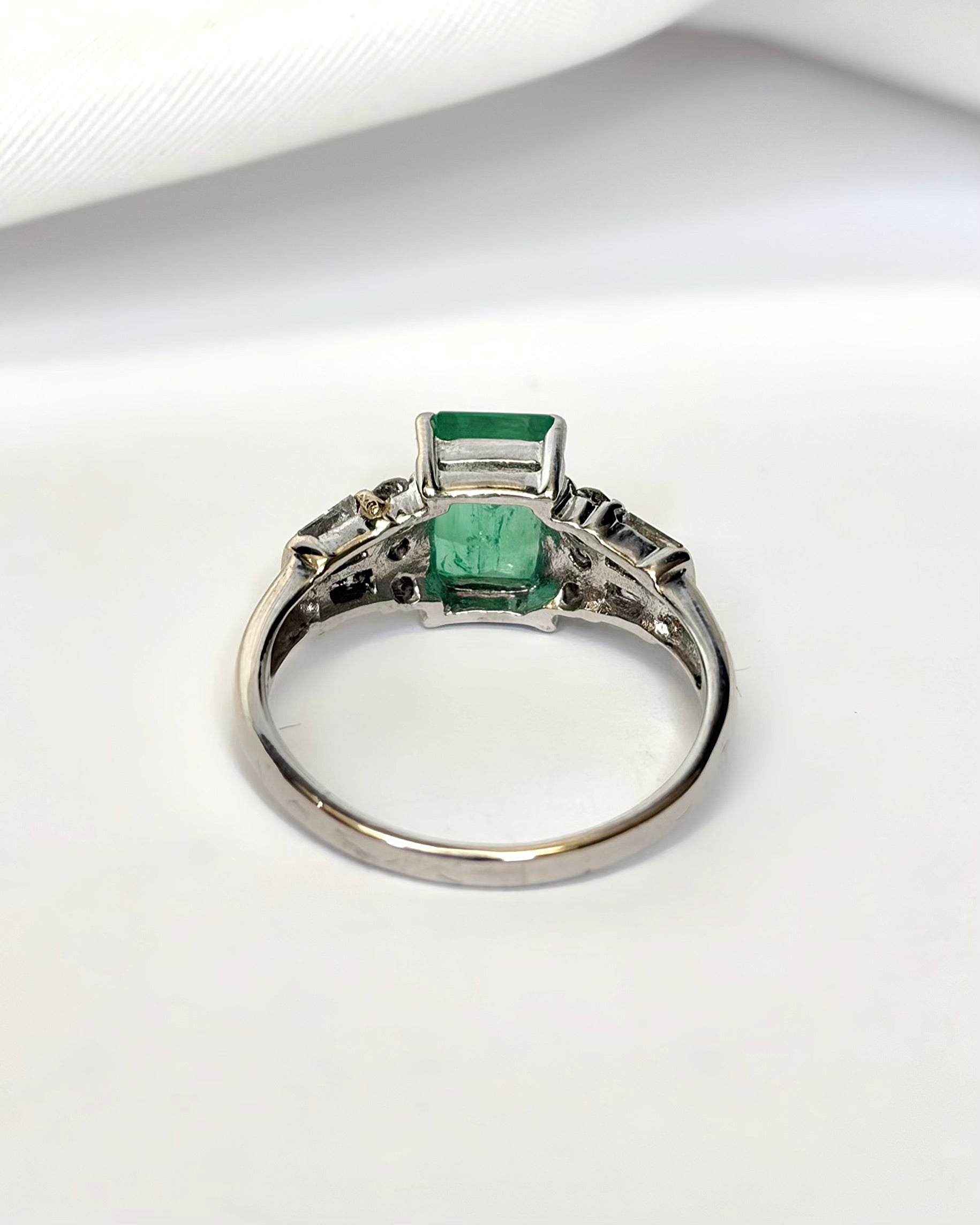 Bague Trilogie Émeraude 1.90 carat &amp; Diamants 0.30 carat "Celeste"