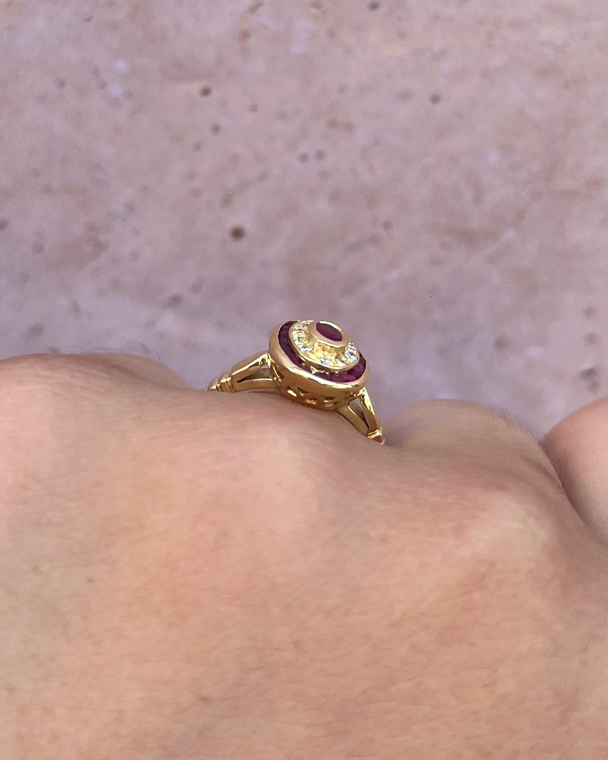 Anillo estilo Art Déco con rubí de 0,68 quilates y diamantes "Roxane"