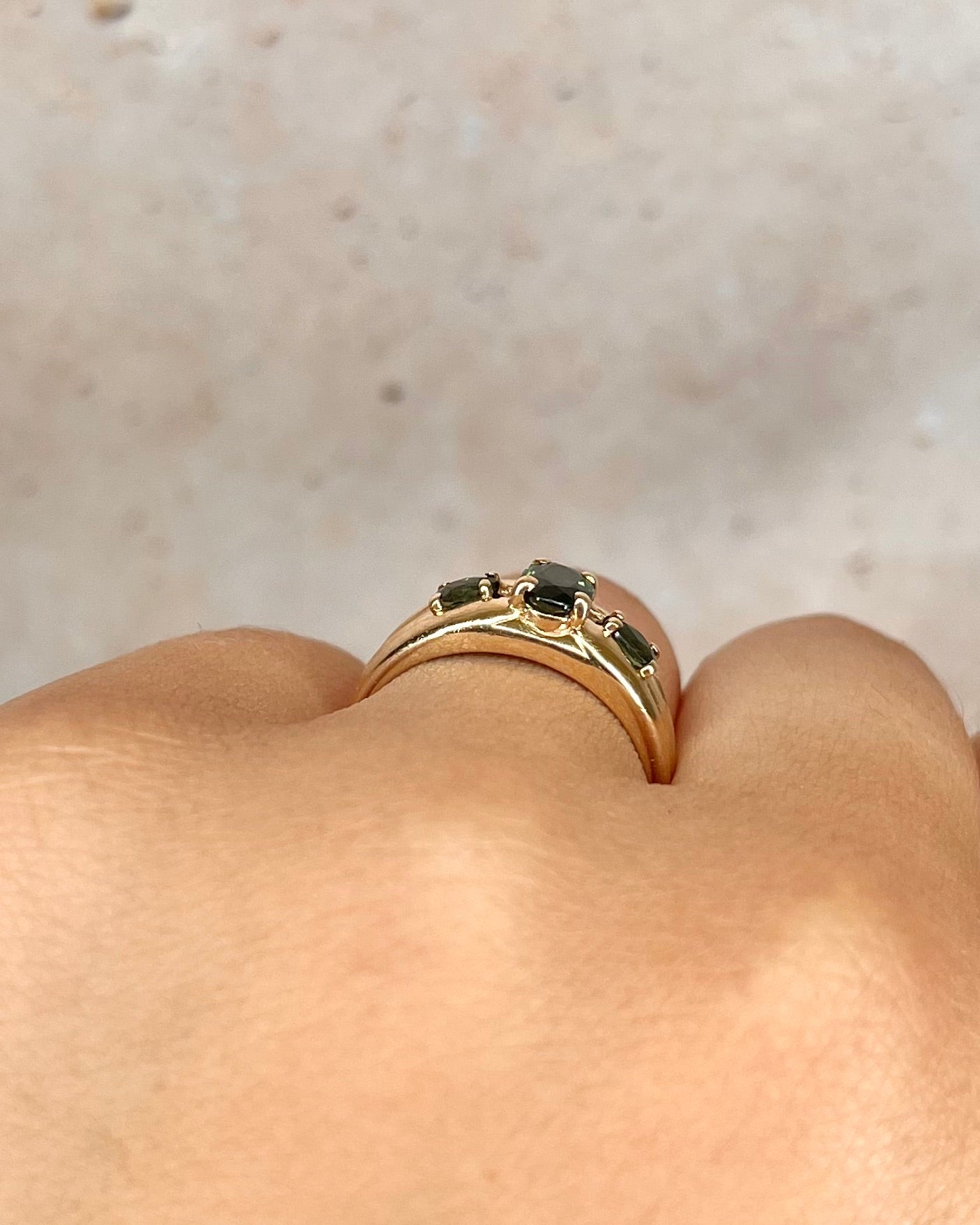 Bague Jonc Trilogie Saphirs Verts 0.99 carat "Zina"