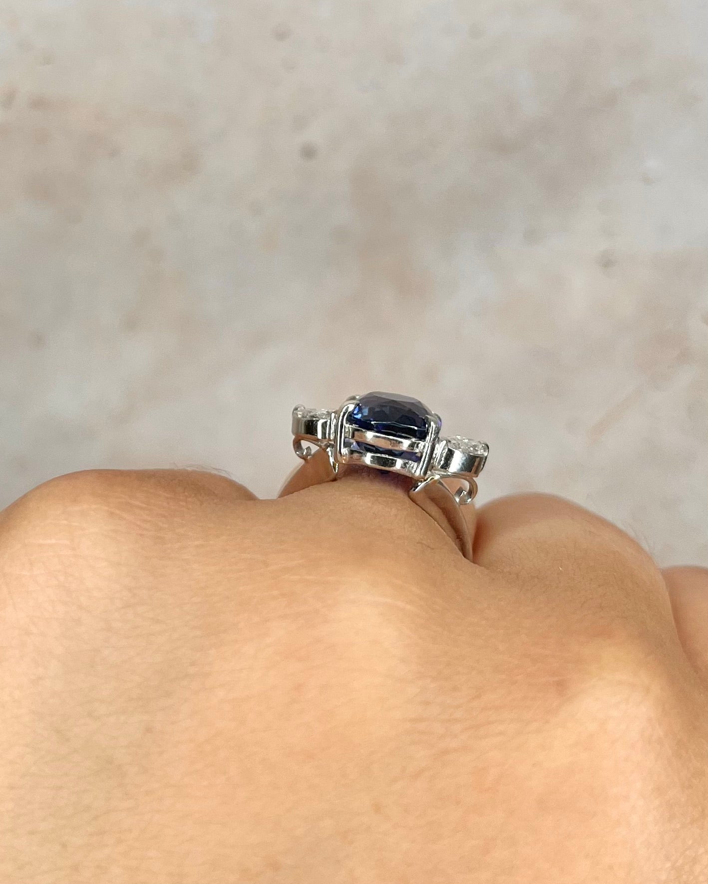 Anillo Trilogía Tanzanita 4.50 quilates y Diamantes 0.40 quilates "Aude"