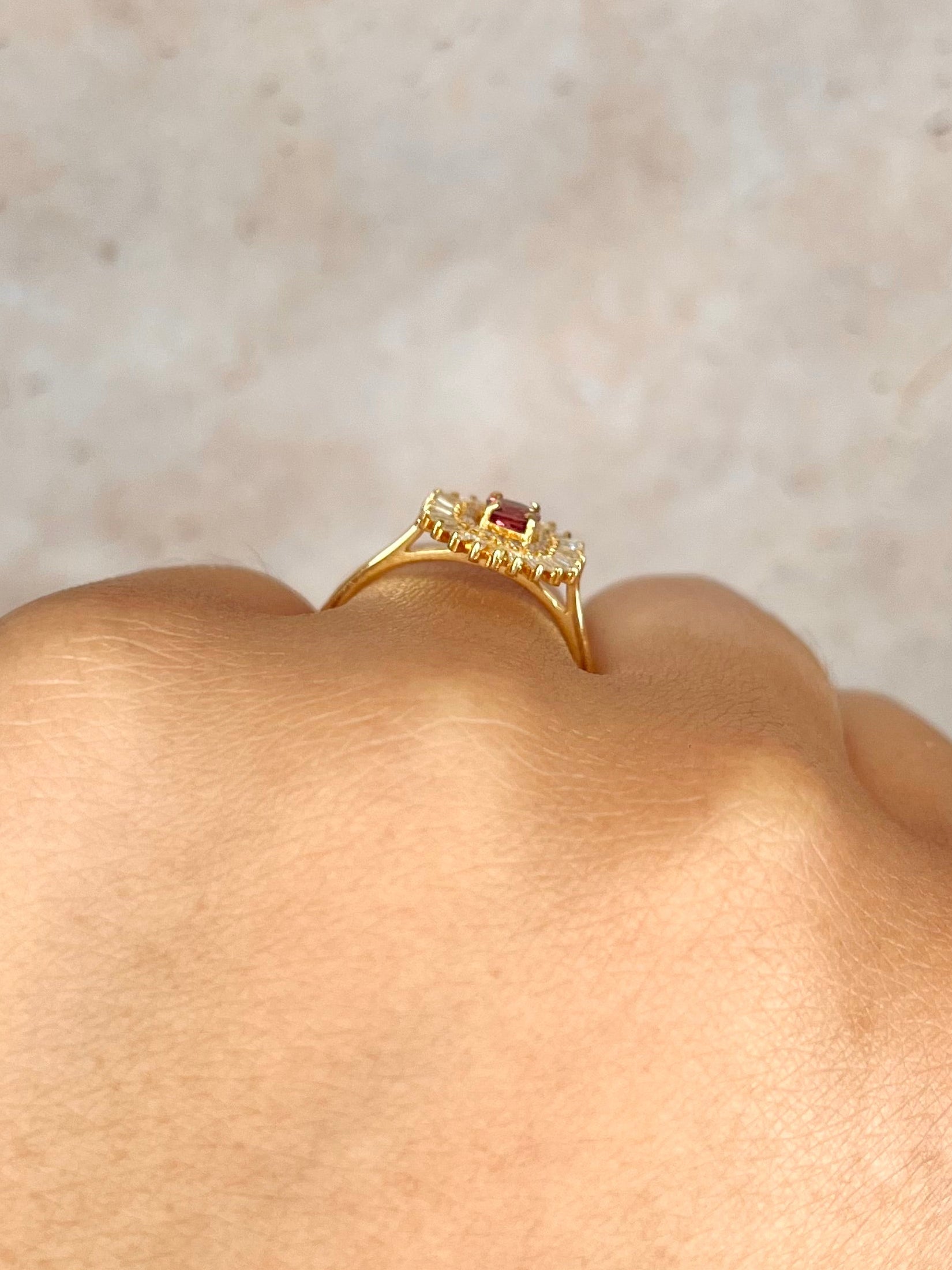 Anillo Marguerite con Espinela y Diamantes "Anissa"