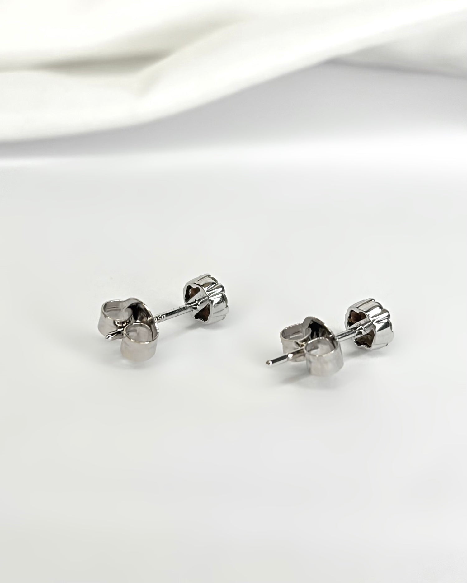 Daisy Stud Earrings with 0.32 Carat Diamonds "Carina"