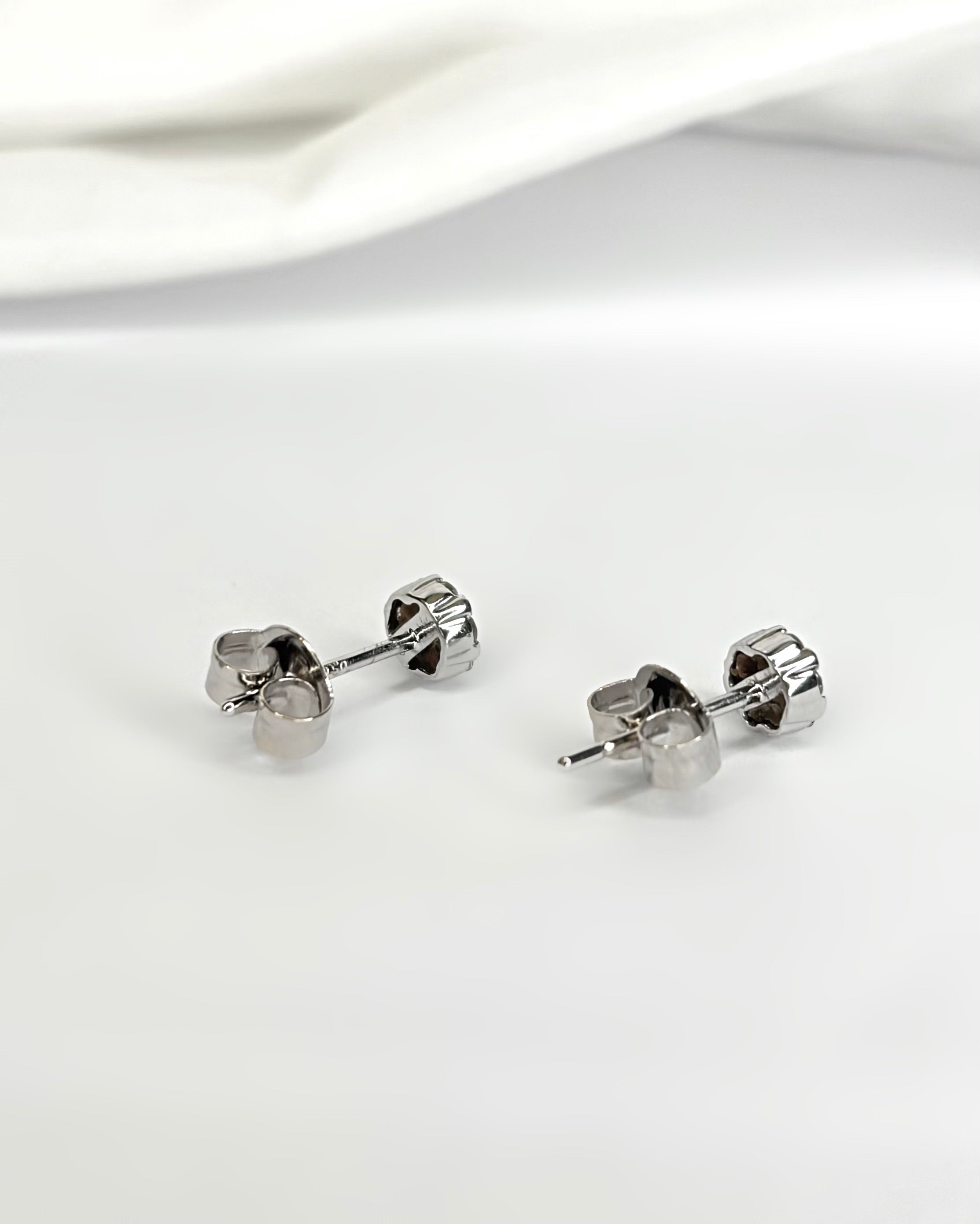 Daisy Stud Earrings with 0.32 Carat Diamonds "Carina"