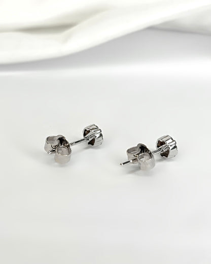 Daisy Stud Earrings with 0.32 Carat Diamonds "Carina"