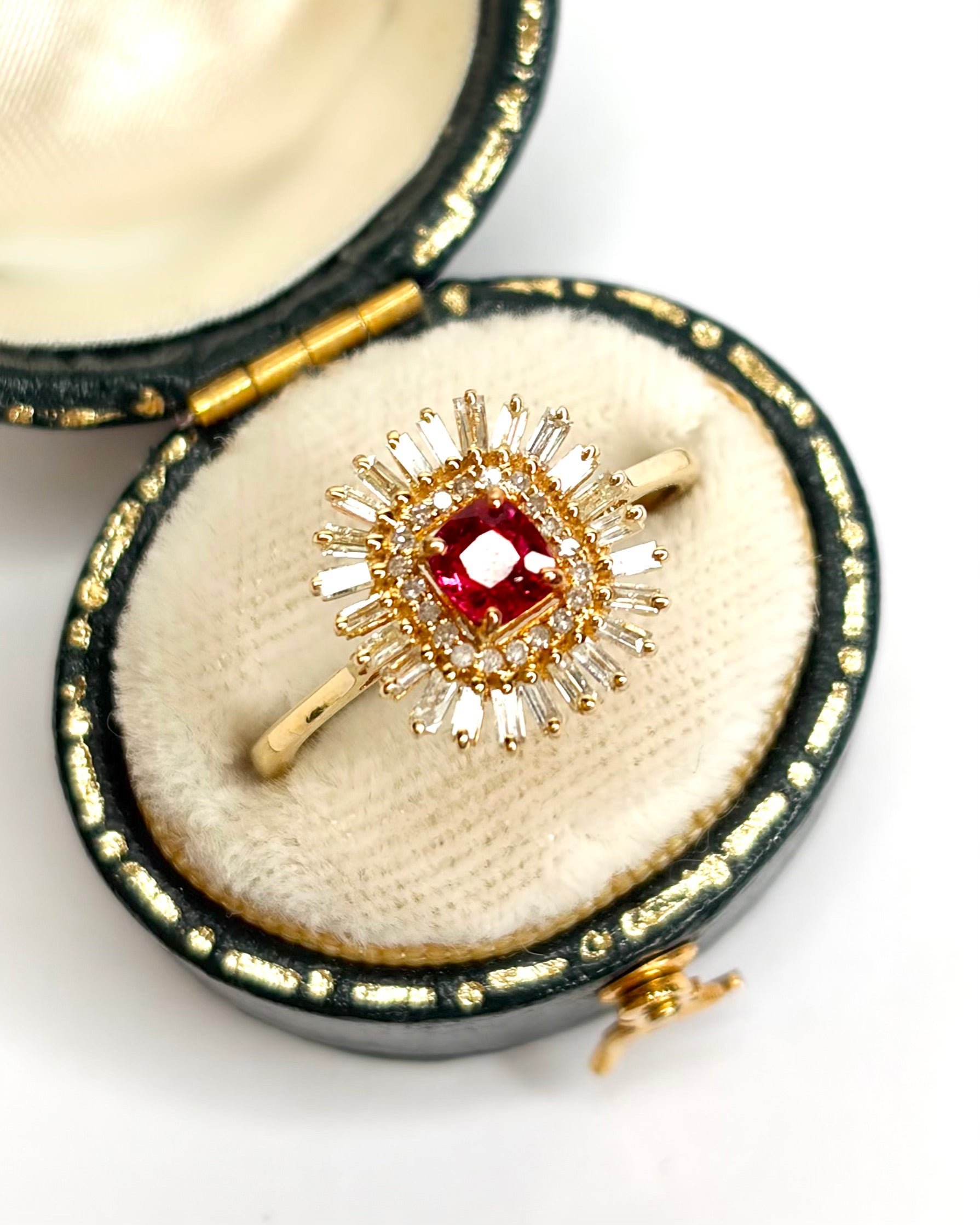 Anillo Marguerite con Espinela y Diamantes "Anissa"