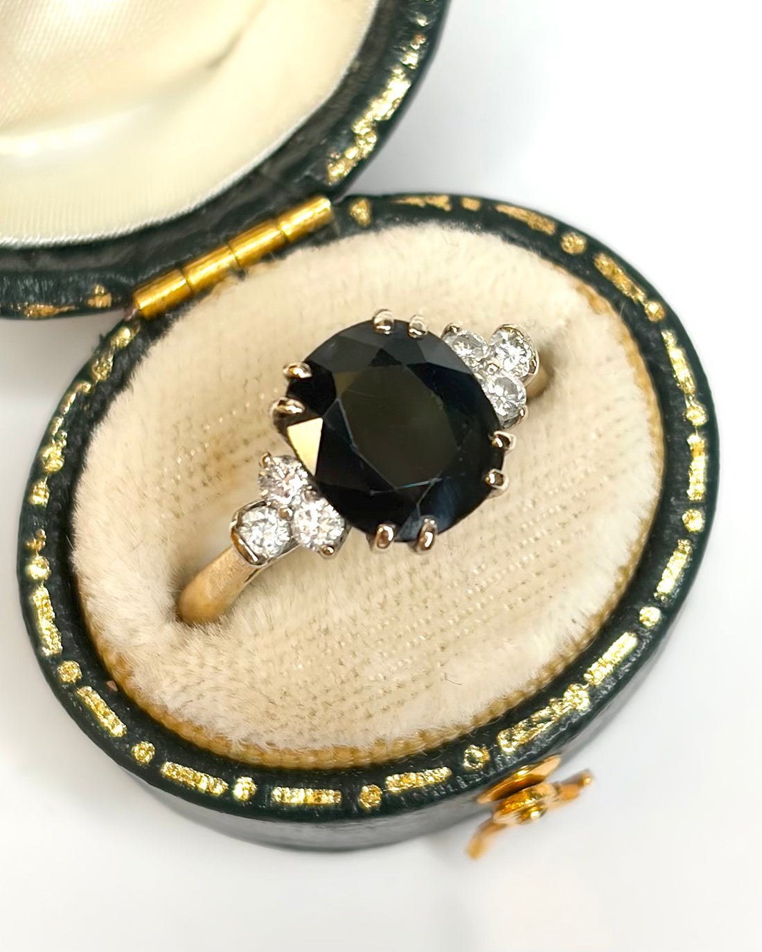 Bague Trilogie Saphir 2.50 carats &amp; Diamants 0.24 carat "Malory"