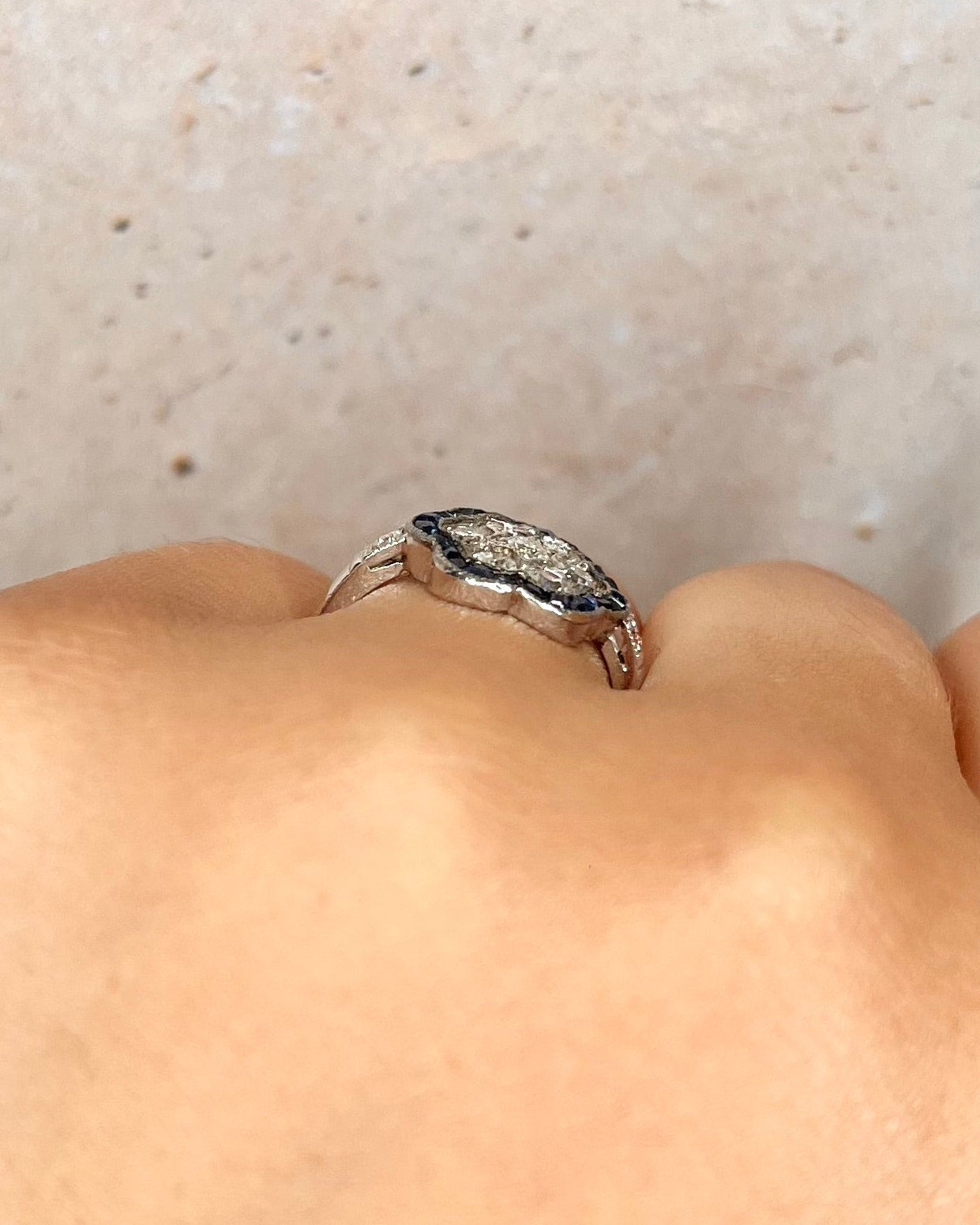 Anillo Art Déco con zafiro de 0,56 quilates y diamantes de 0,56 quilates "Nina"