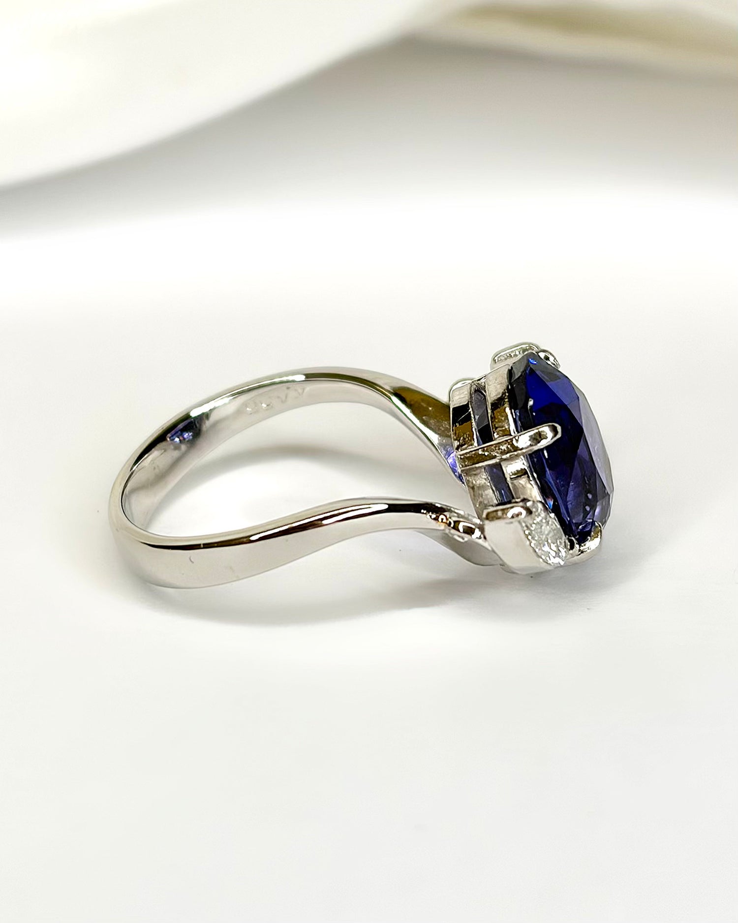 Anillo Trilogía Tanzanita 4.50 quilates y Diamantes 0.40 quilates "Aude"