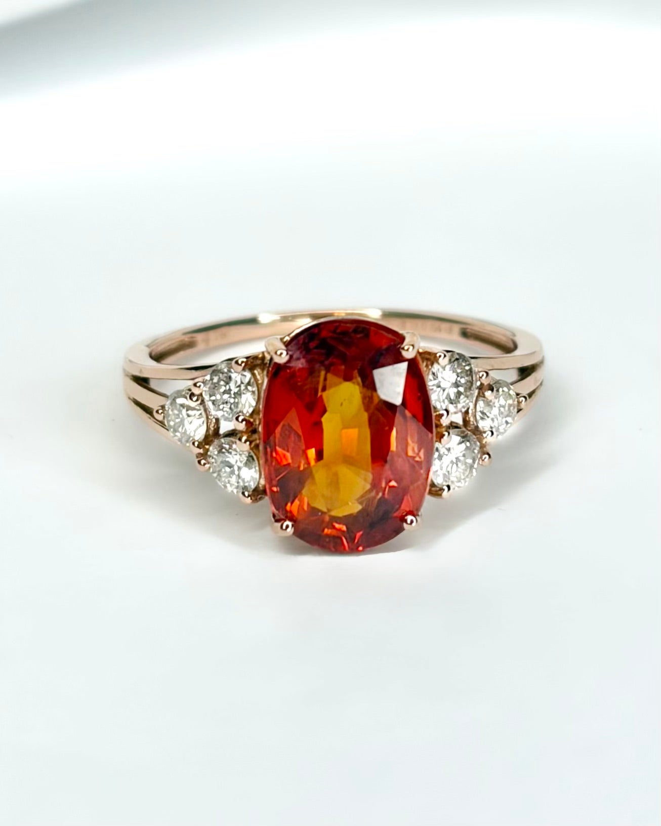 Anillo Trilogía Zafiro Mandarina 3.30 quilates y Diamantes 0.48 quilates "Maëlie"