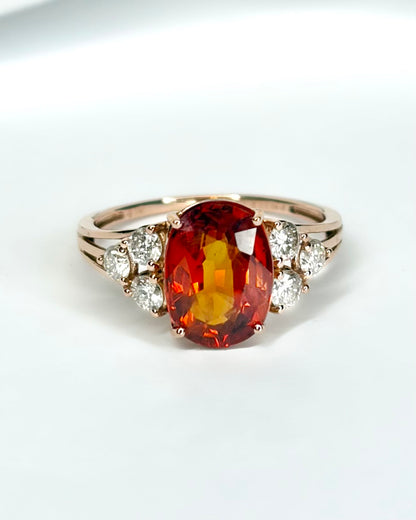 Anillo Trilogía Zafiro Mandarina 3.30 quilates y Diamantes 0.48 quilates "Maëlie"