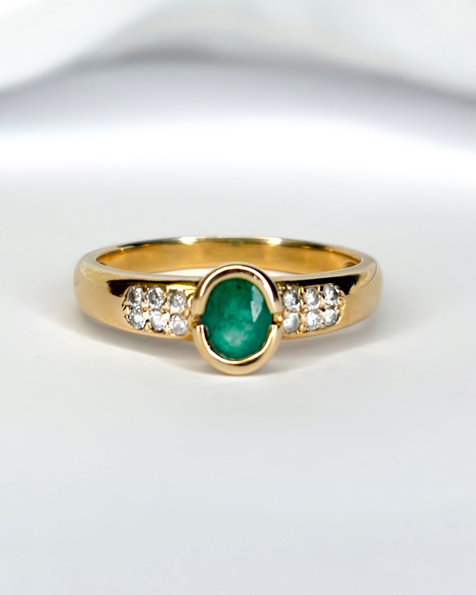 Bague Jonc Solitaire Émeraude 0.70 carat &amp; Diamants "Victoria" - Elliade Paris