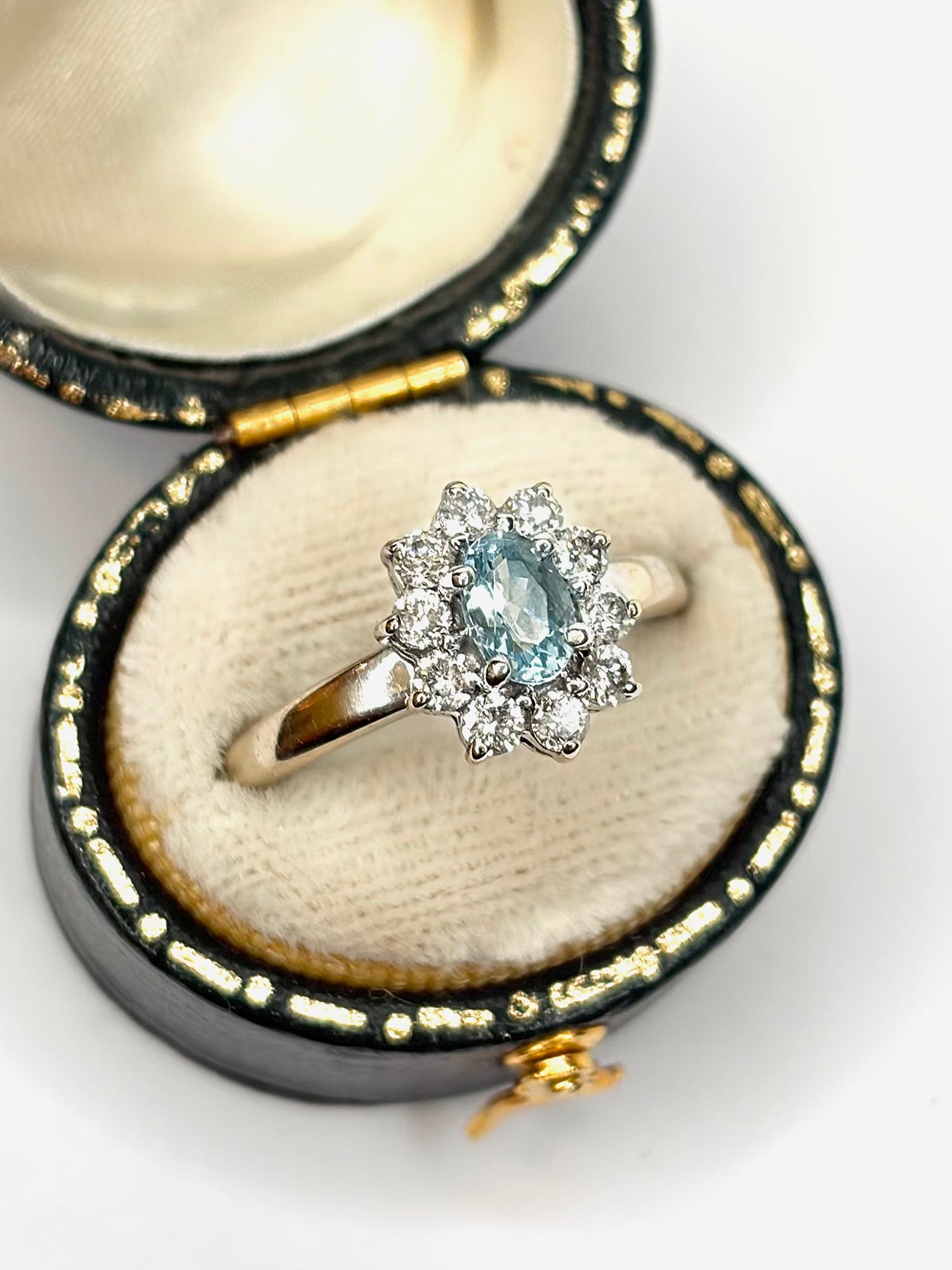 Anillo Marguerite Aguamarina 0,40 quilates y Diamantes 0,30 quilates "Dehlia"