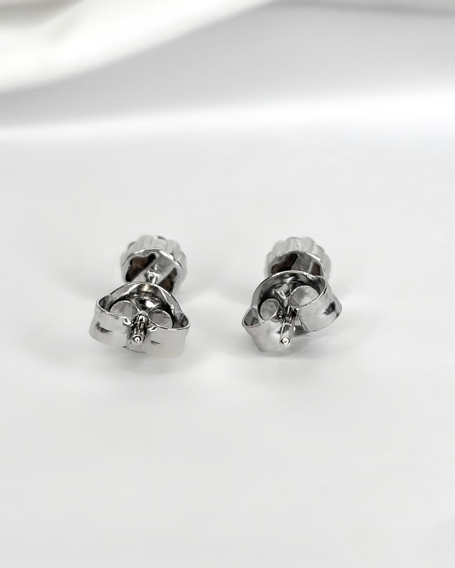 Daisy Stud Earrings with 0.32 Carat Diamonds "Carina"