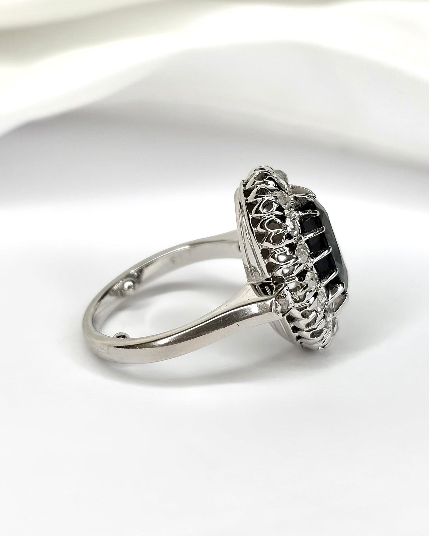 Anillo Marguerite Zafiro 2.05 quilates, Diamantes 0.21 quilates y Oro 6,55 g "Marnie"