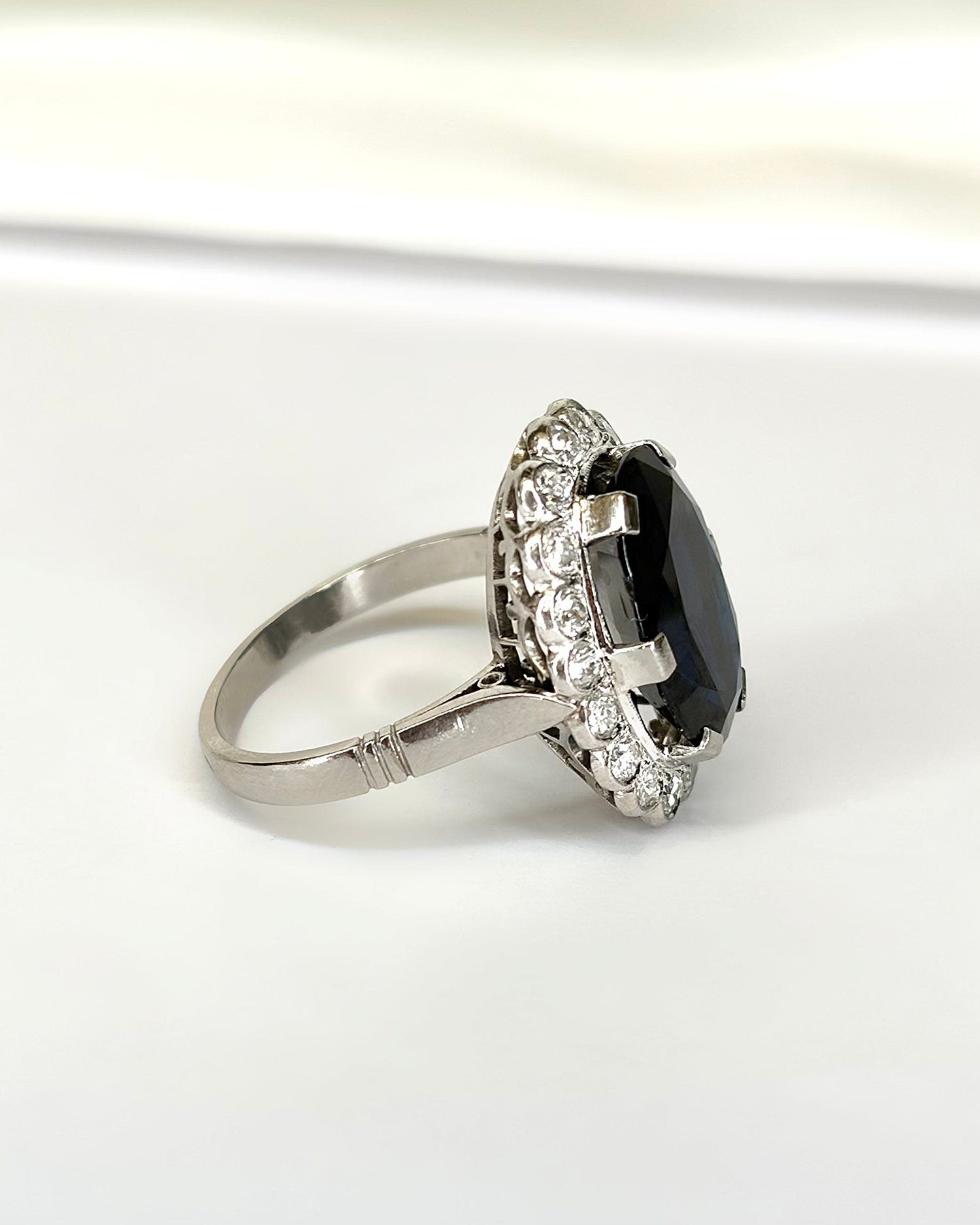 Marguerite Sapphire Ring 4.60 Carats, Diamonds 0.72 Carat &amp; Platinum 6.64g "Lynda"