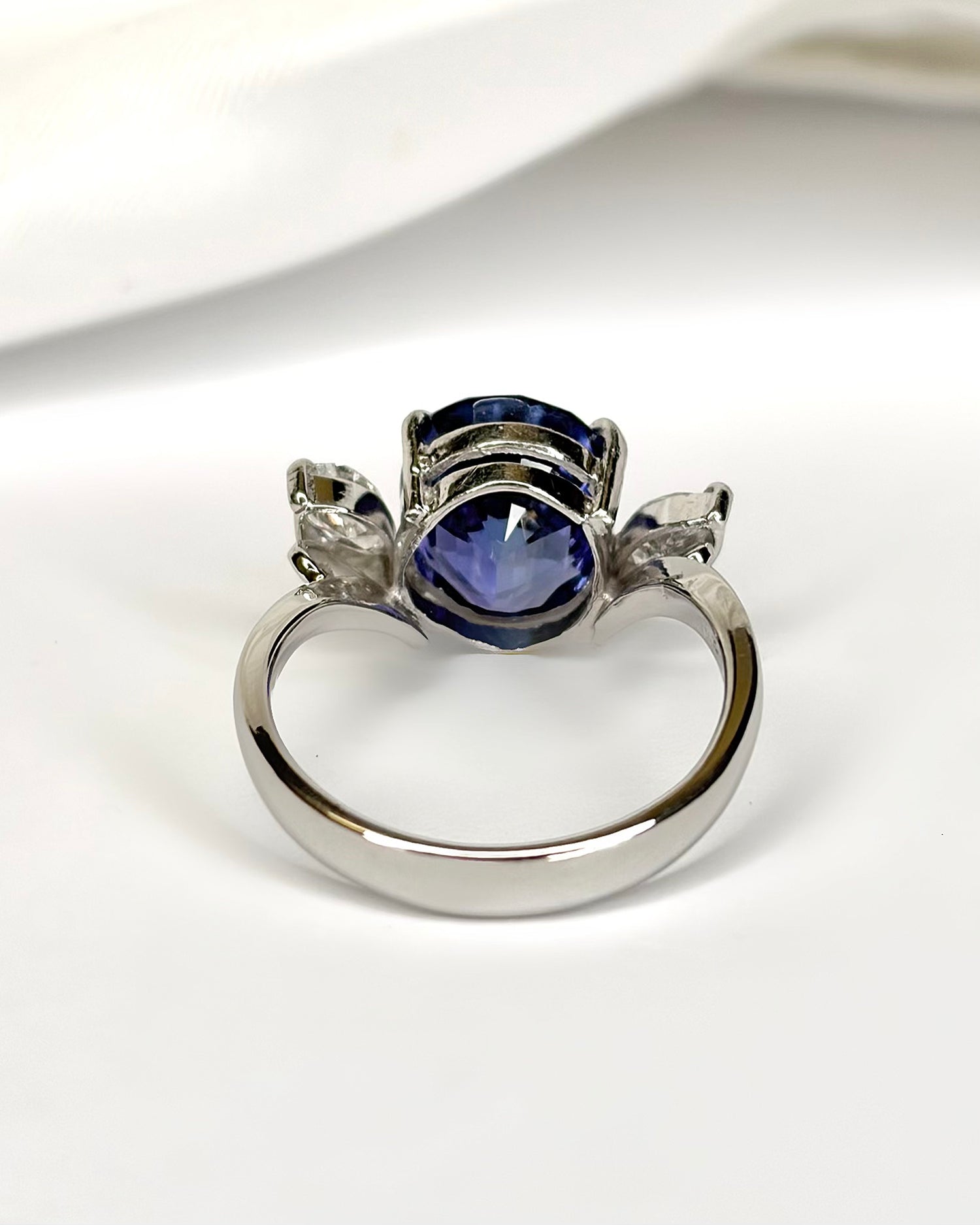 Anillo Trilogía Tanzanita 4.50 quilates y Diamantes 0.40 quilates "Aude"
