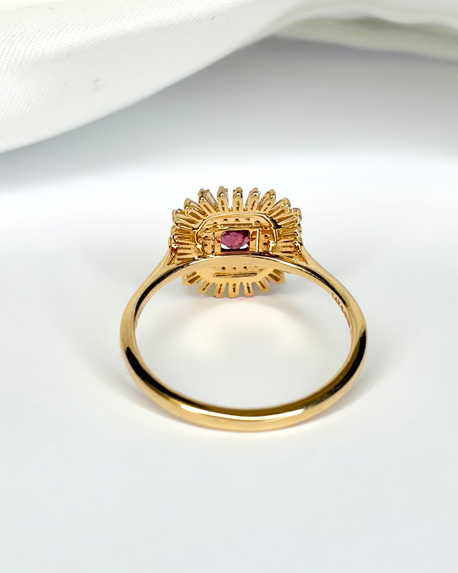 Anillo Marguerite con Espinela y Diamantes "Anissa"